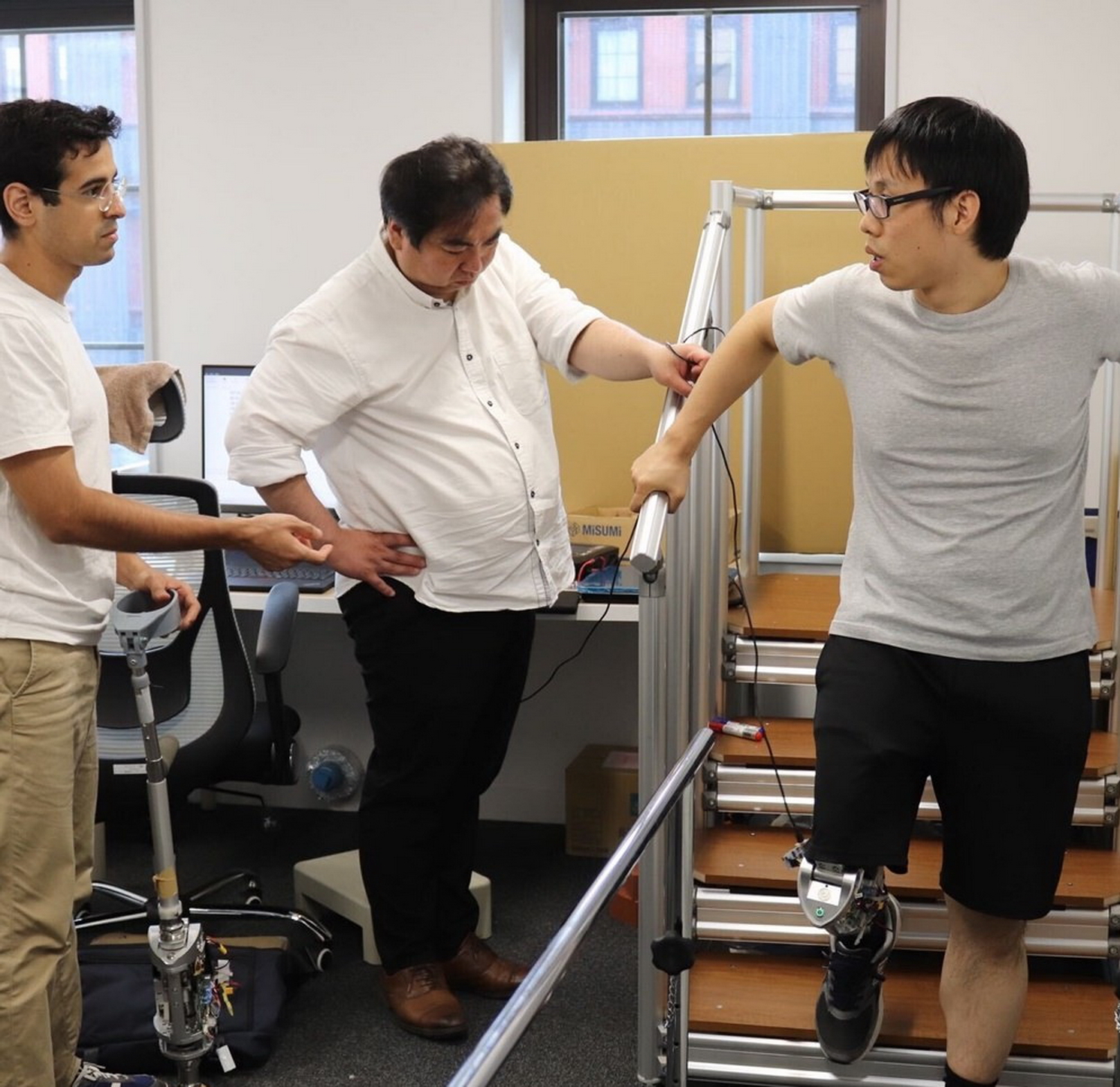BionicM動力膝蓋義肢，足以支撐身體重量，上落樓梯而步態優美。（BionicM網上圖片）