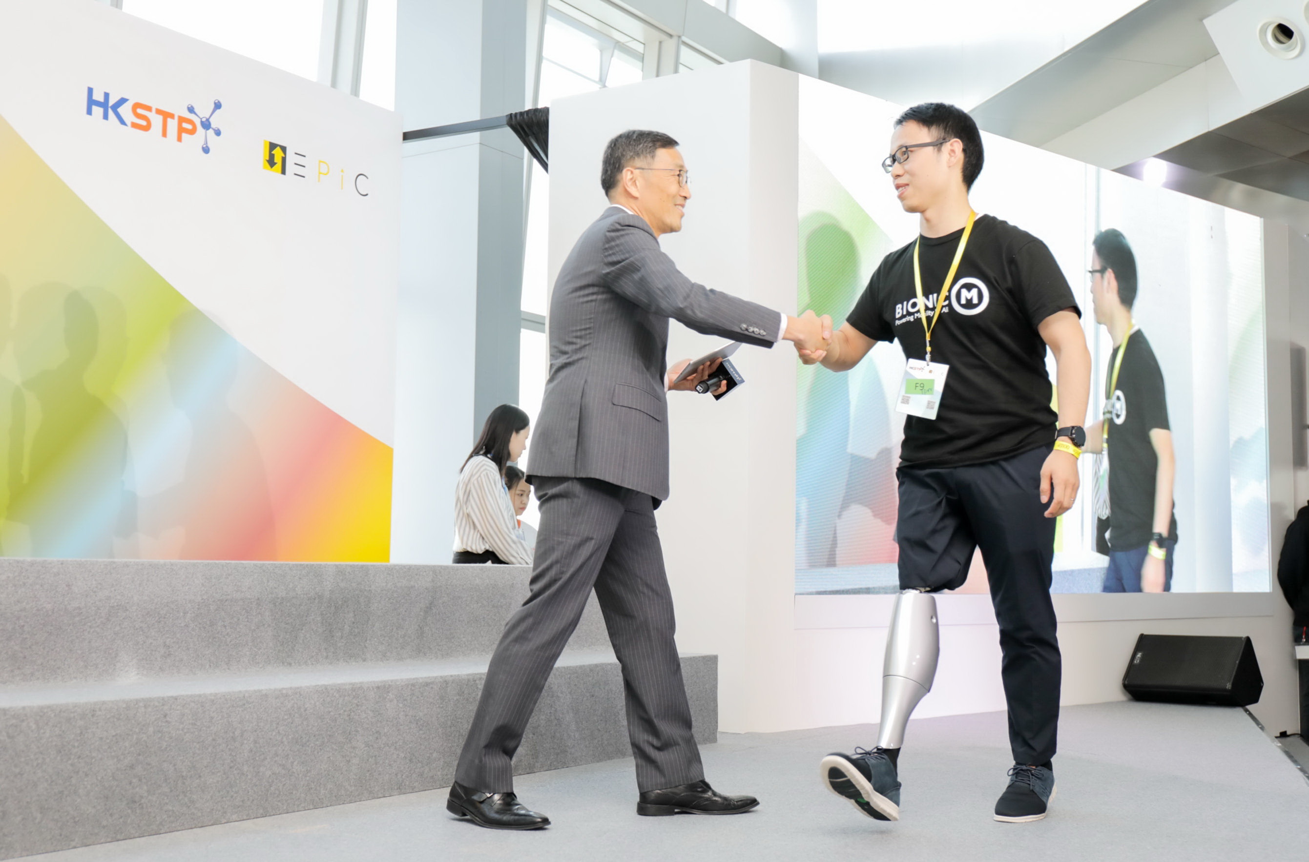 孫小軍（右）去年11月獲香港科技園行政總裁黃克強（左）頒發獎項。（香港科技園圖片）
