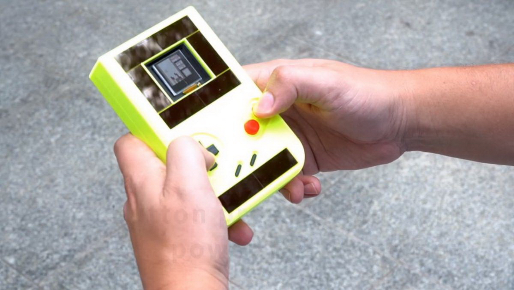 Engage外表如元祖版Game Boy，它從太陽能及按鍵收集能量，只能短暫維持開機狀態。（美國西北大學圖片）