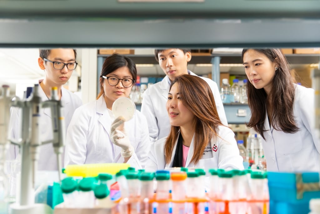基金會捐款包括1億元支持香港大學李嘉誠醫學院成立「低溫電子顯微設施研究中心」，促進研發藥物的設計和生產。（李嘉誠基金會fb圖片）