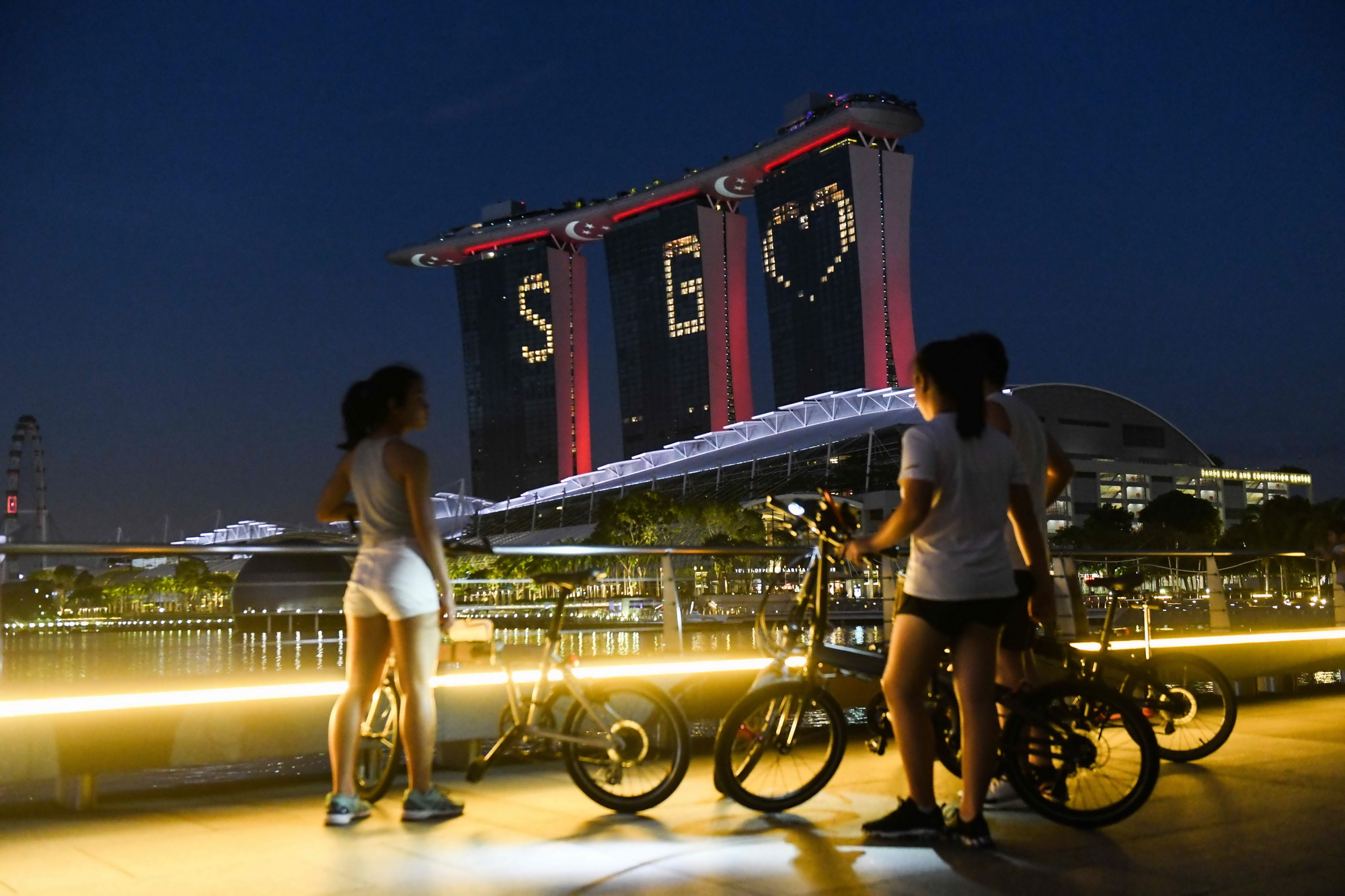 新加坡早已定位為「智慧國家」，推出一系列資訊科技措施改善民生之外，也積極在國際間加強影響力。（法新社資料圖片）