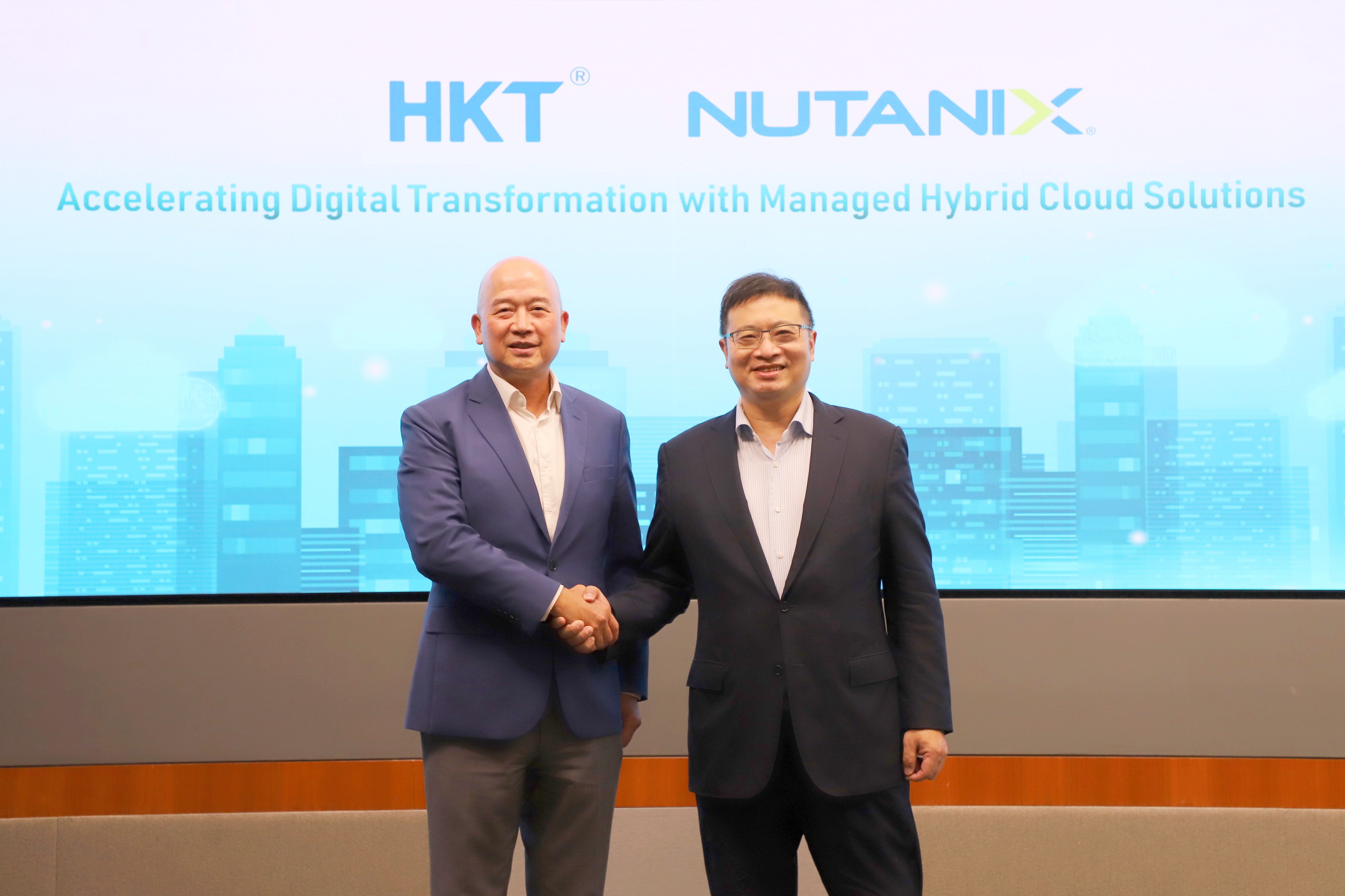 香港電訊陳紀新（左）與Nutanix楊君霈（右）宣布合作，加速企業的數碼轉型。（HKT圖片）