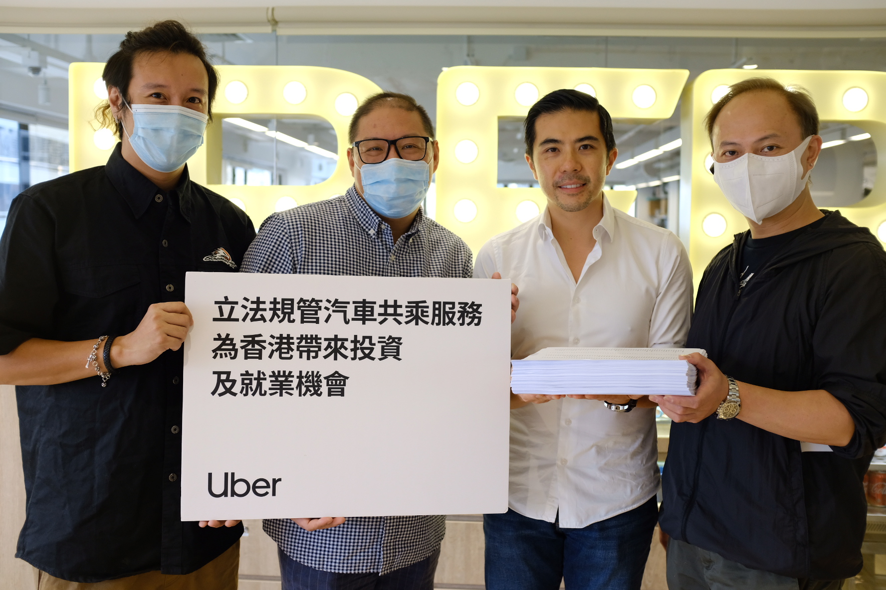 Uber香港區總經理鍾志霆（右二）提到，的士車行都認同Uber科技有助生意。（Uber香港圖片）