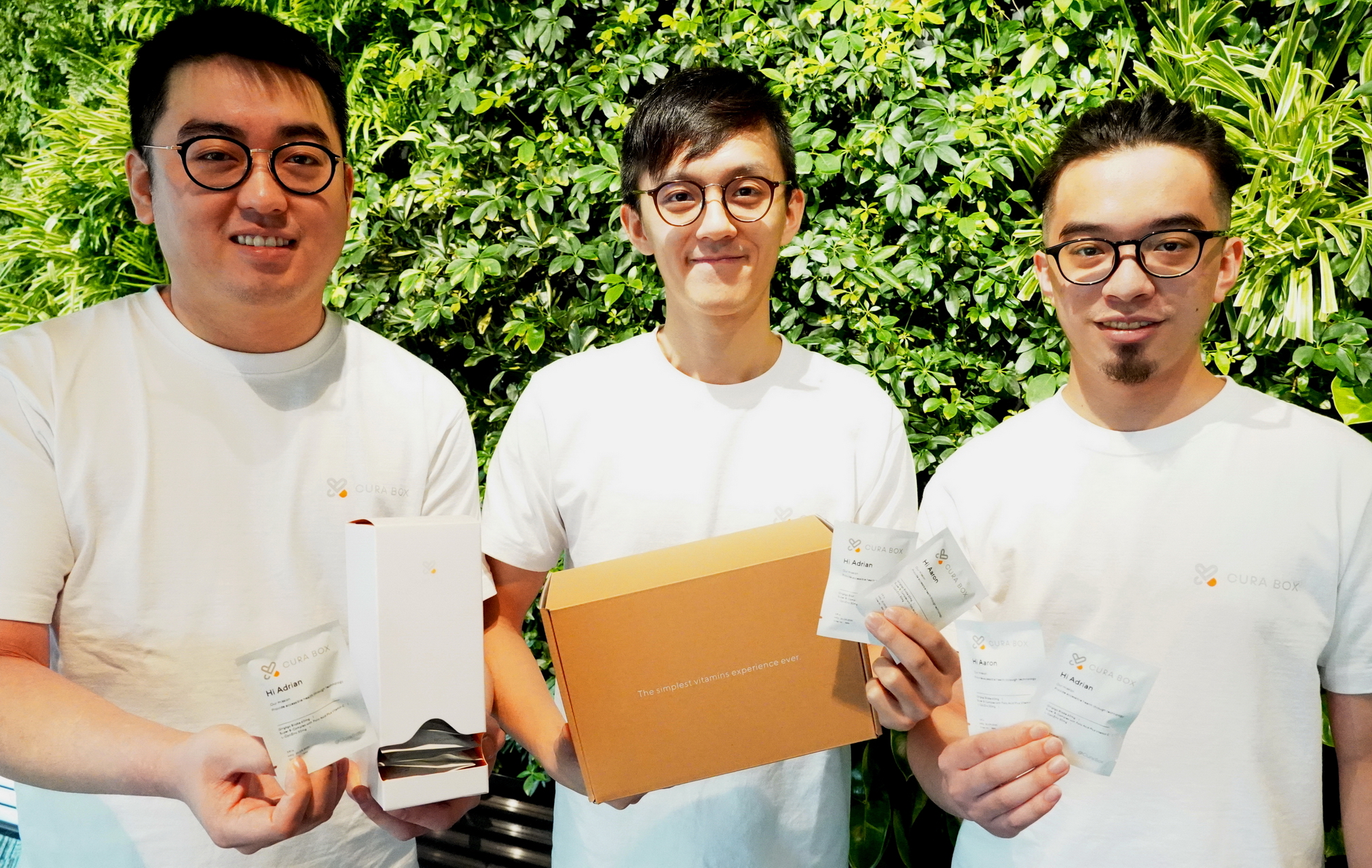Cura Health三名創辦人（左起）余永德、葉駿昊及蘇澤禧展示其推出的個人化補充品營養包。（Cura Health圖片）