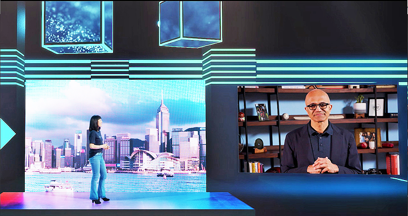納德拉（右邊熒幕內）形容，香港是微軟重要市場之一，料疫情將加快本港以至全球企業數碼轉型。（微軟香港圖片）