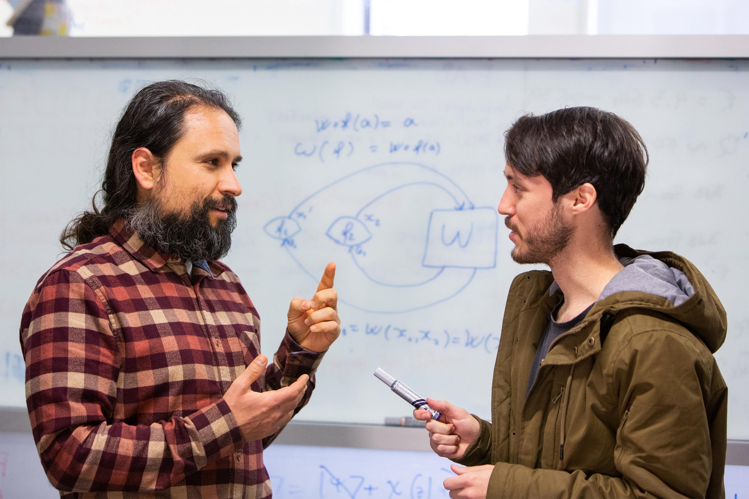 昆士蘭大學物理學家Fabio Costa（左一）跟學生Germain Tobar研究時間旅行的可能性。（昆士蘭大學圖片）