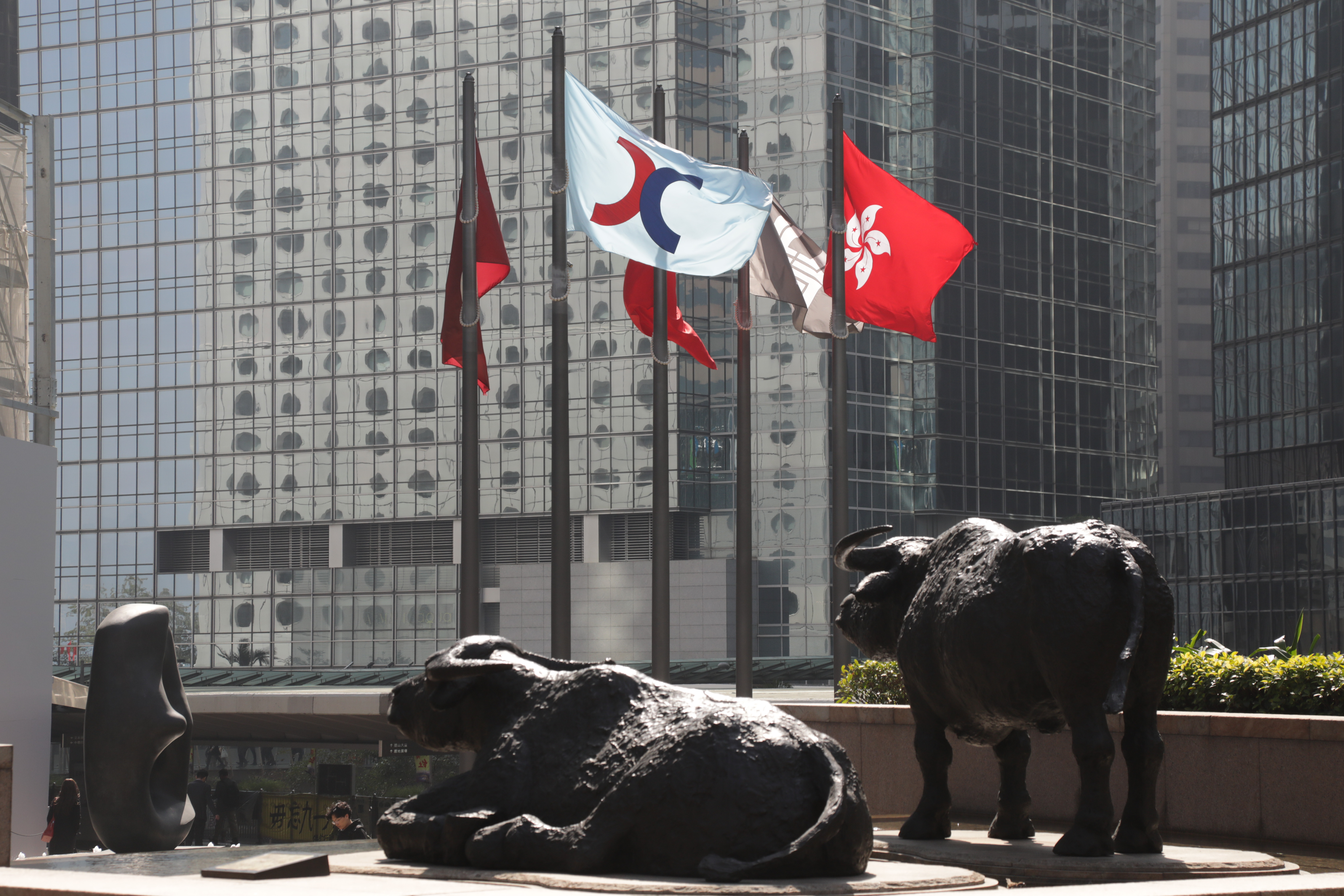 香港作為國際及中資企業的首選上巿集資平台，擁有國際金融中心的制度優勢。（何澤攝）