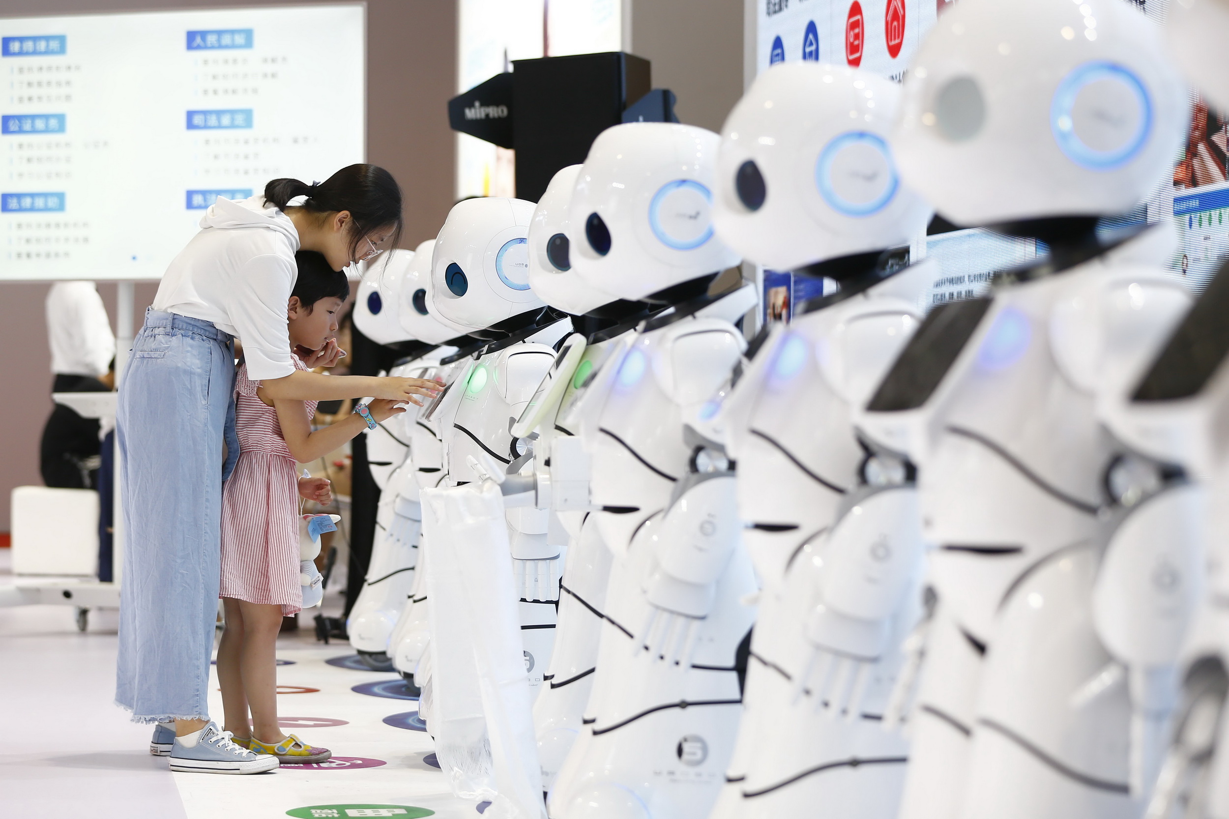 隨着科技發展，具人工智能的機械人將會廣泛使用在人類未來的生活上。（中新社資料圖片）