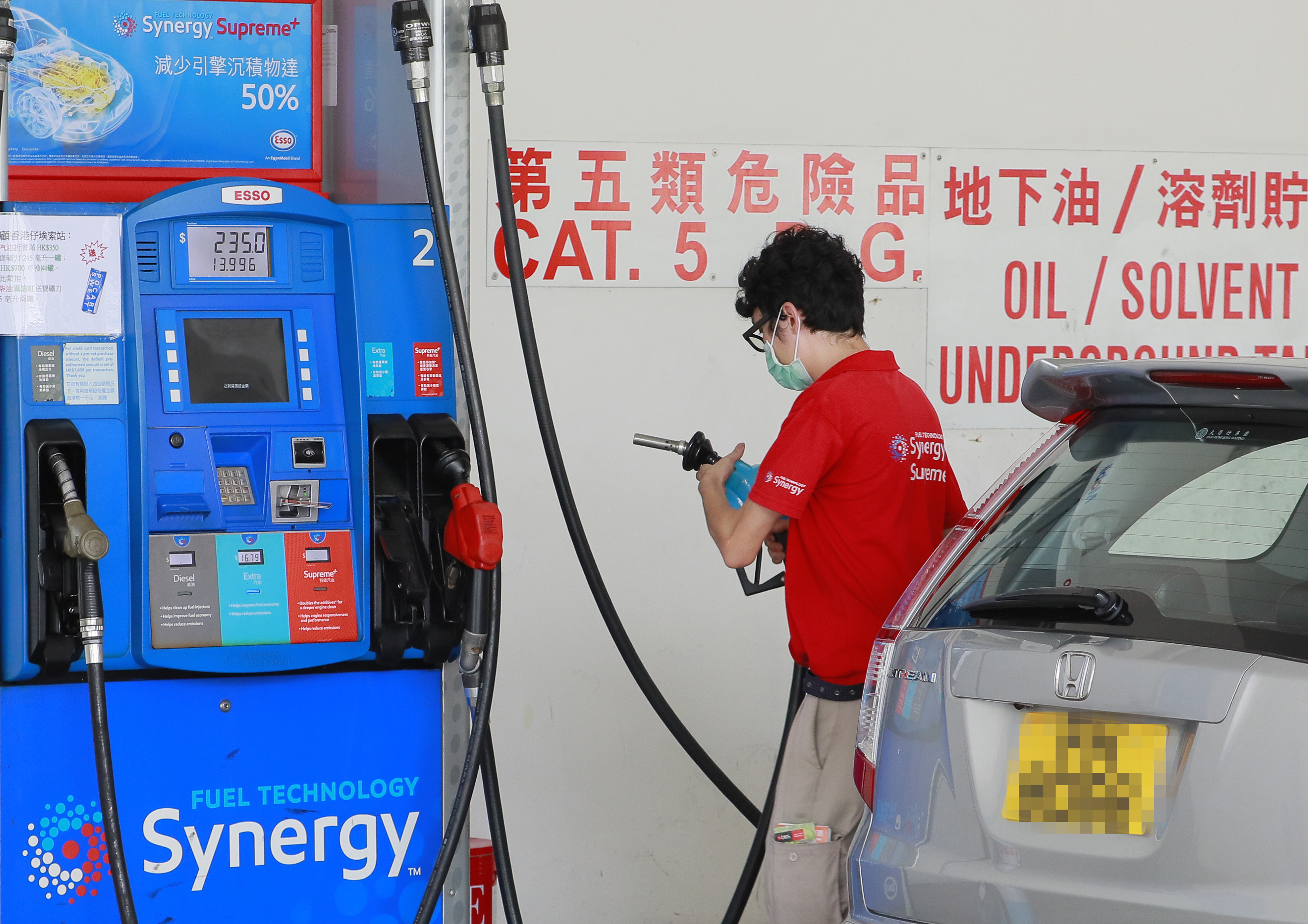 現時香港油價高昂，空氣污染問題嚴重，惟電動車普及率只有約2.5%。（黃勁璋攝）