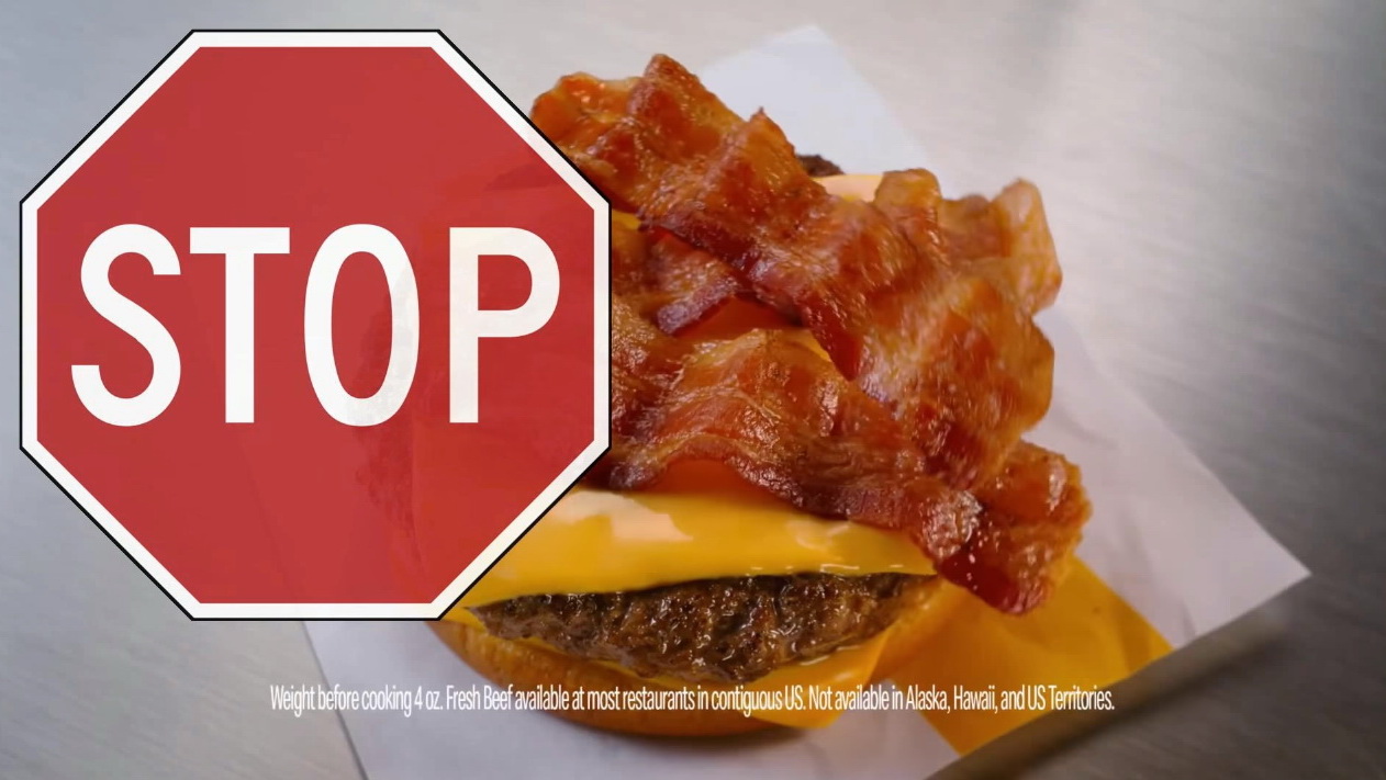 在連接上網的廣告牌上，快閃一個停車標誌，亦足以剎停Model X。（YouTube影片擷圖）