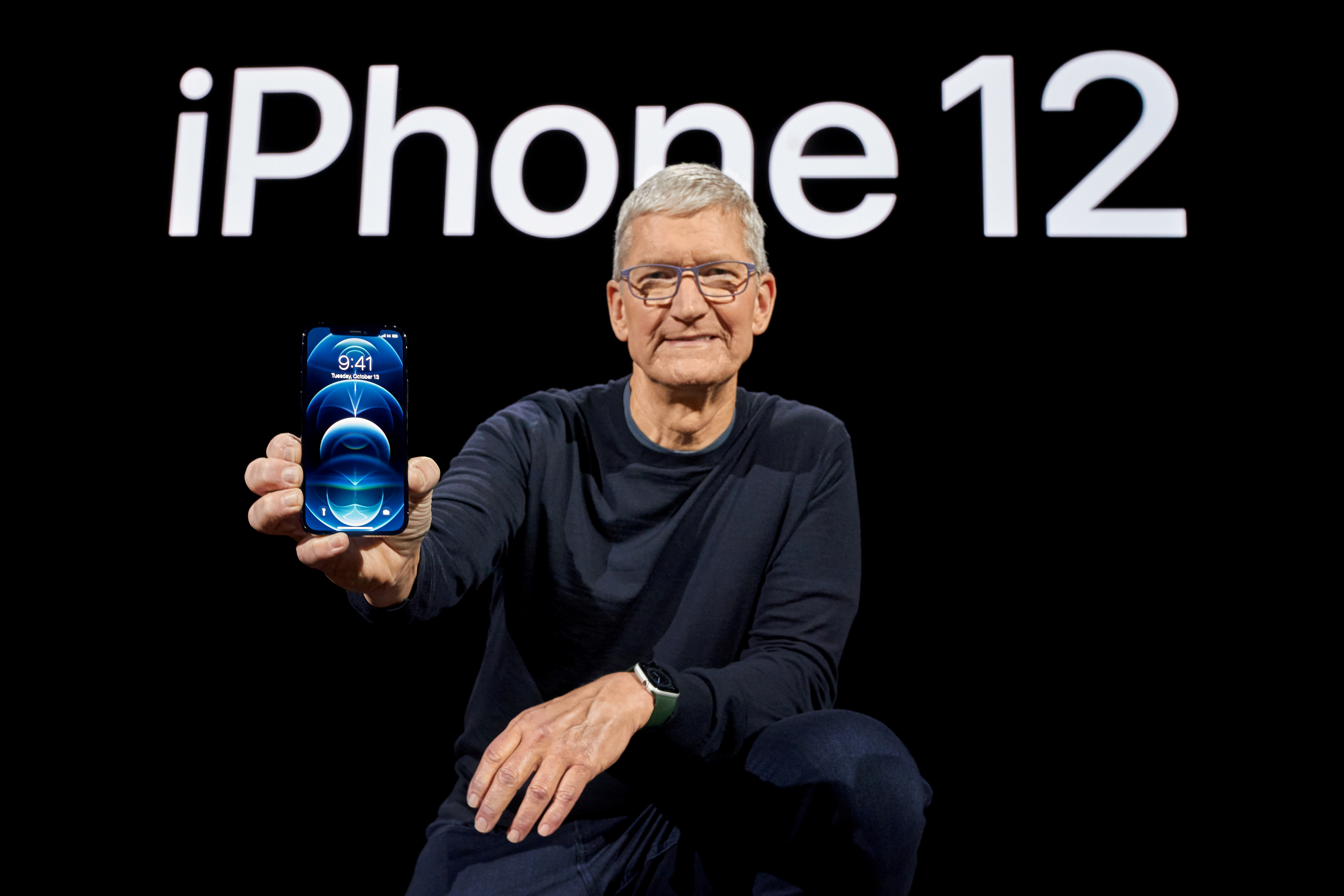 蘋果公司行政總裁庫克展示最新的iPhone 12 Pro。（路透圖片）