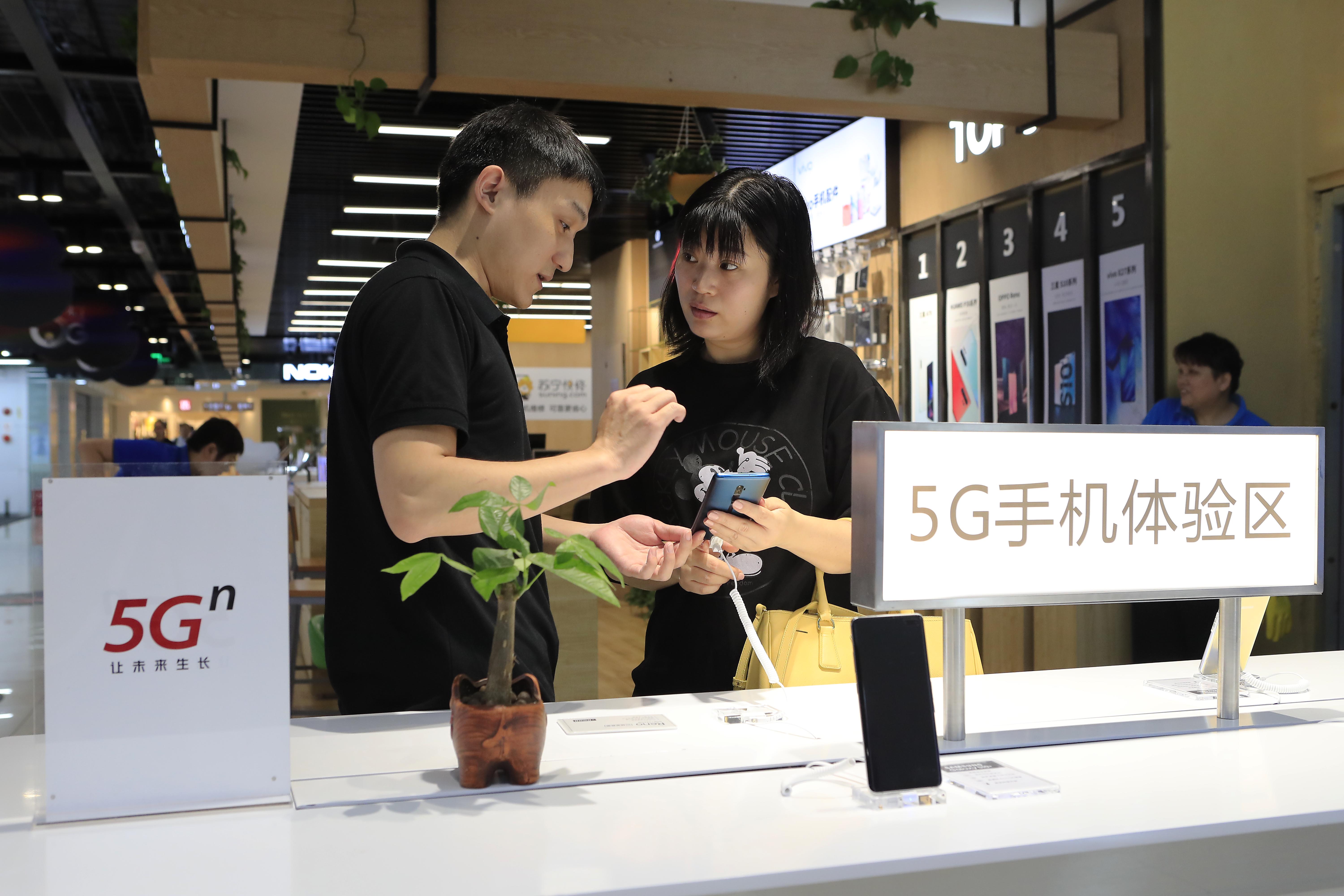 亞洲版本的5G手機（包括最新推出的iPhone 12），許多都不支援mmWave。（法新社資料圖片）
