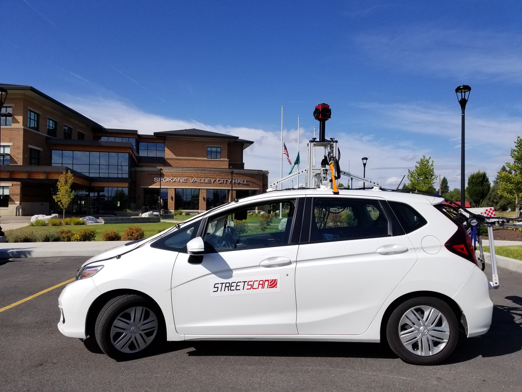 StreetScan用配備3D鏡頭及傳感器的車輛逐一盤點馬路和行人路面、交通燈、路牌的狀況，以及街燈亮度等。（StreetScan網上圖片）
