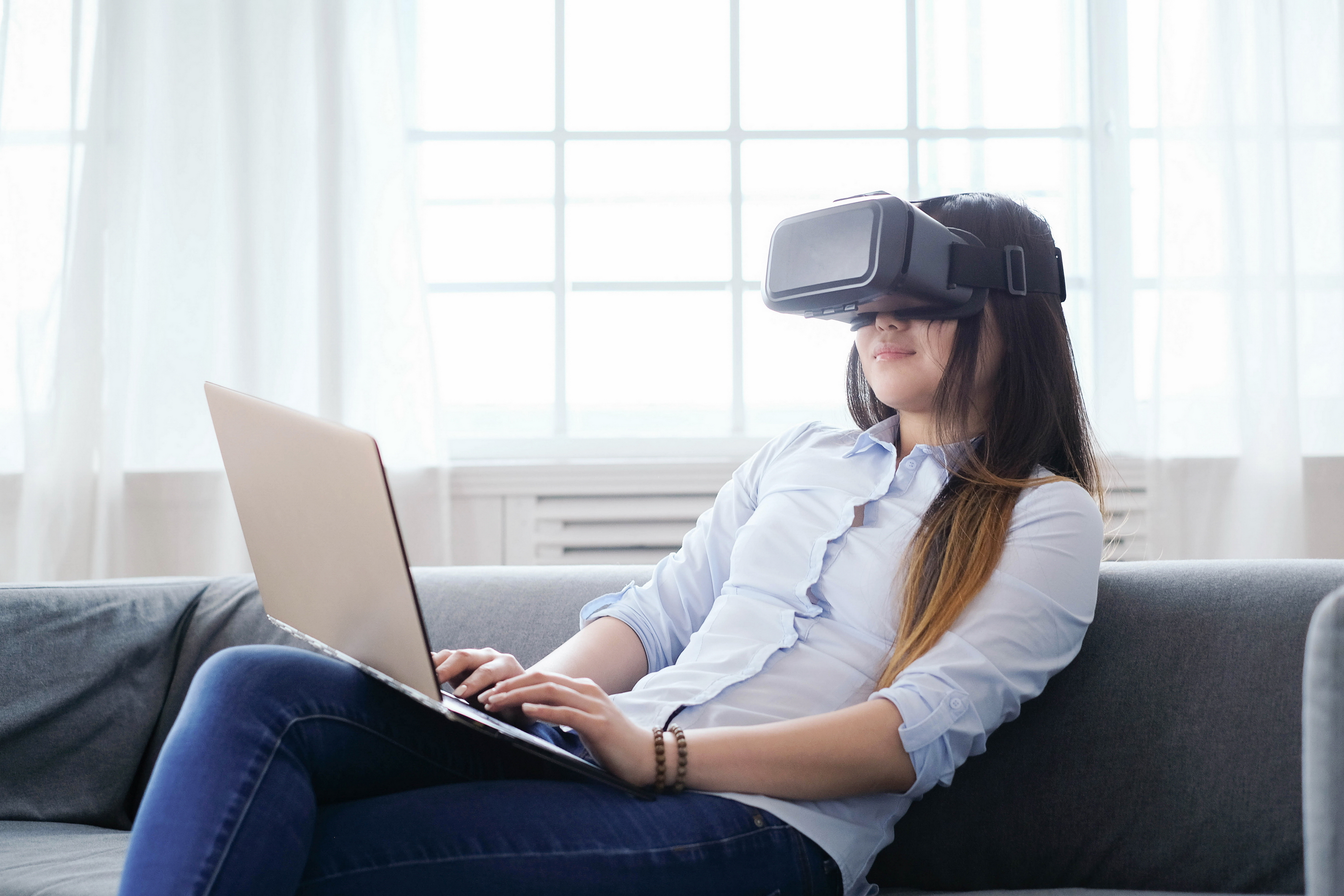 除了生活溝通，工作應用亦是VR的龐大市場。 （Freepik網上圖片）