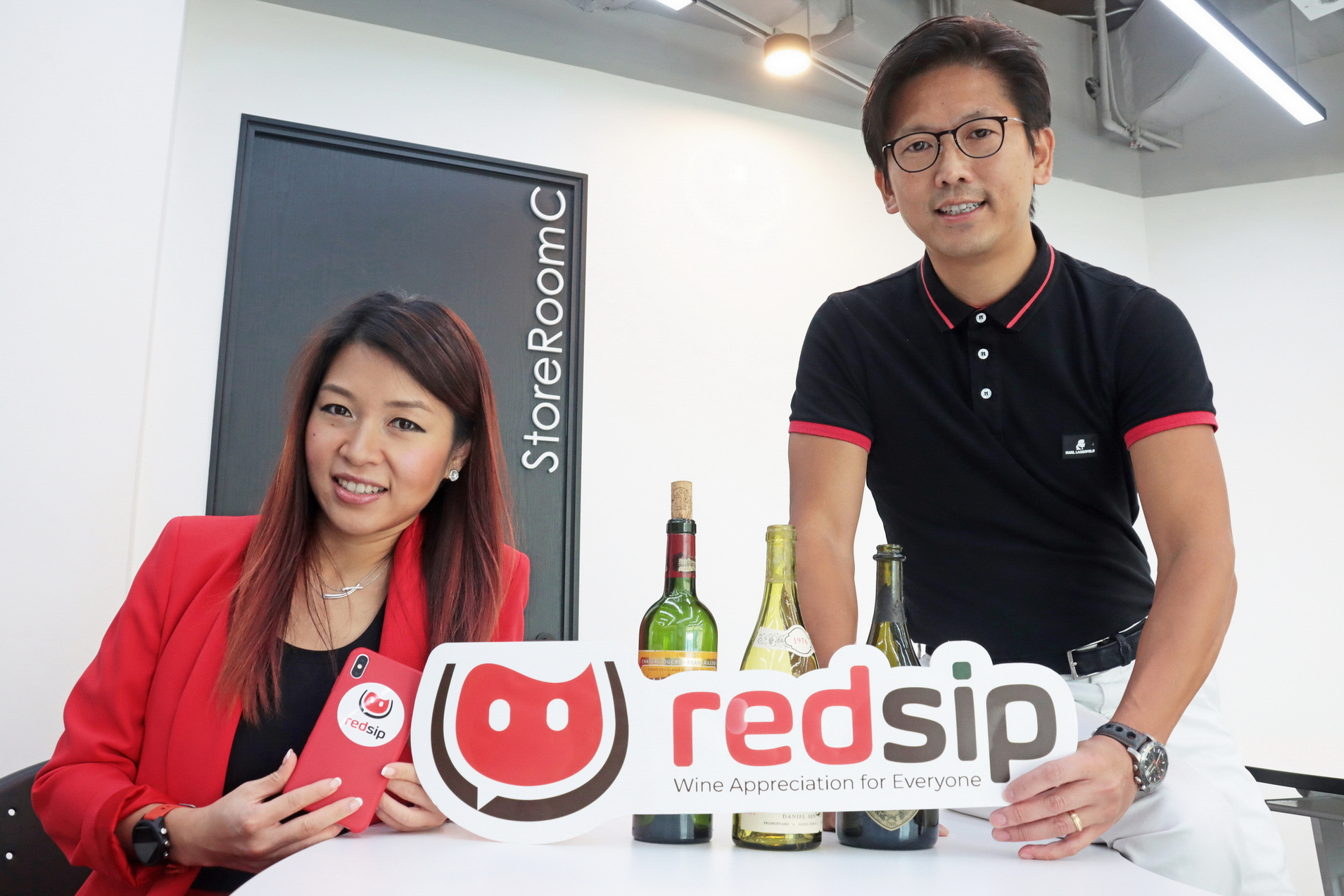 李卿（左）及樓永強（右）編寫出社交程式Redsip，讓網民交流品酒經驗及知識。（何澤攝）