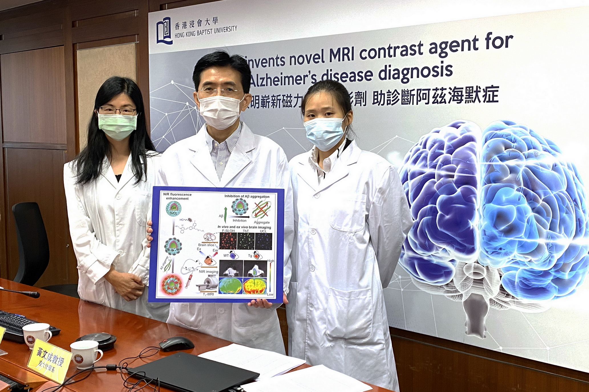 化學系教授黃文成（中）表示，新MRI物料仍需至少5年改良及測試才可用於人體。（池翠瑩攝）