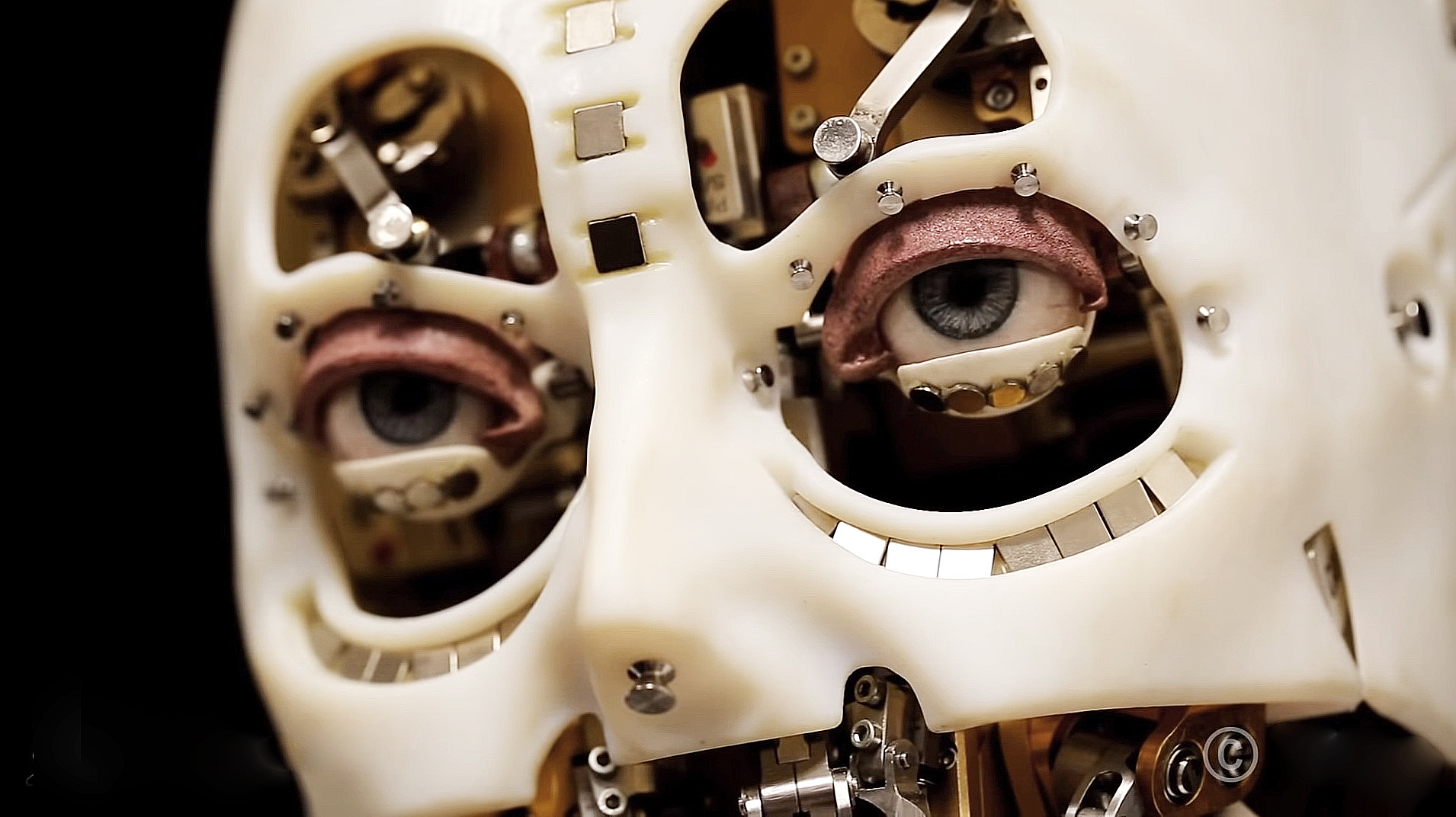 機械人逼真模擬人類呼吸引起的頭部擺動，以至眼球轉動、眨眼等潛意識動作。（迪士尼圖片）