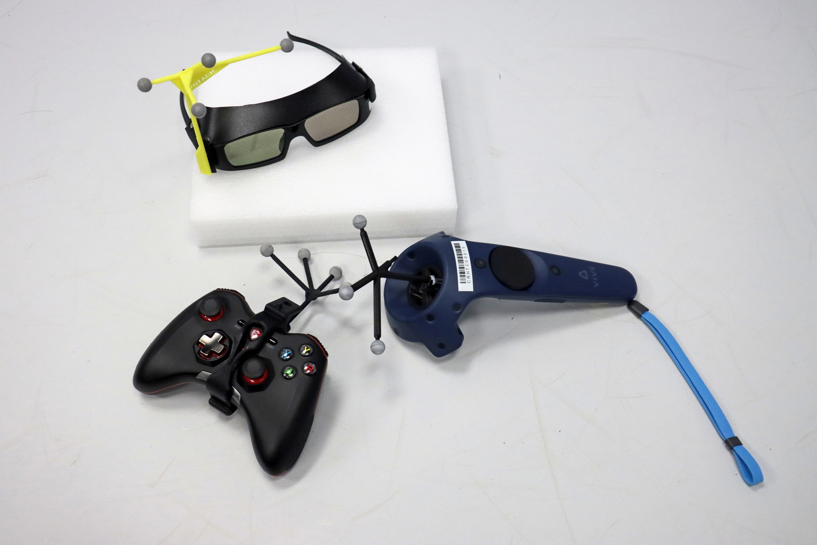 只要配備VR眼鏡、追蹤定位器及遙控器等，用戶便可在室內操控虛擬物件。（何澤攝）