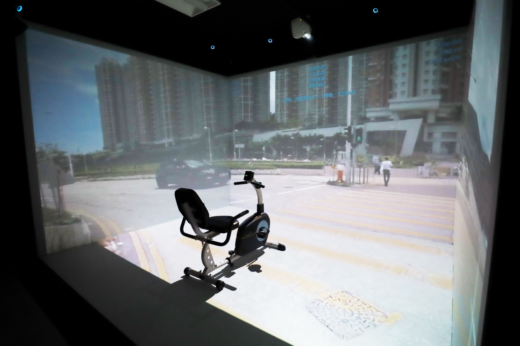 港企Hactis首先以360相機，拍攝一段將軍澳路段，用以模擬VR踩單車畫面。（何澤攝）