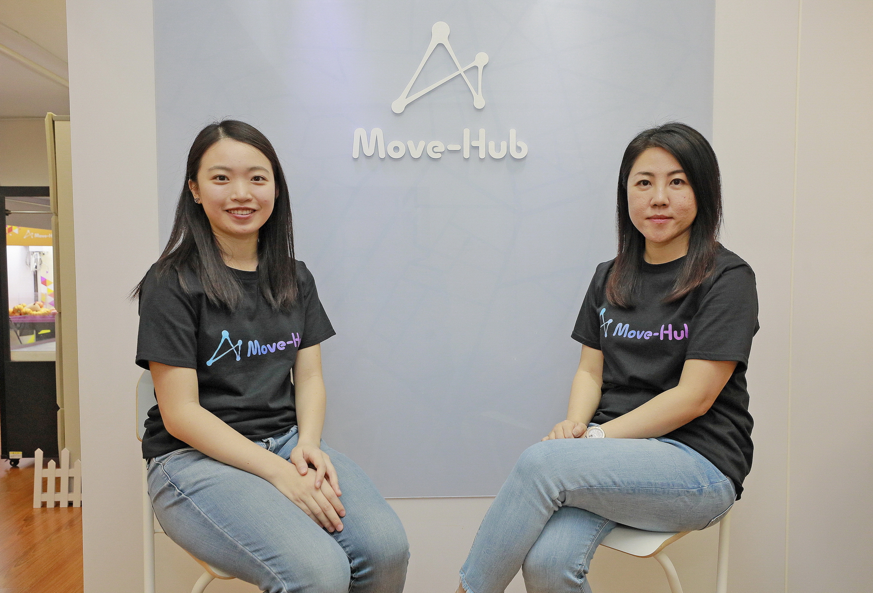 劉婉雯（右一）2018年再創立Move Hub公司，力推定位廣告業務；旁為業務發展經理張琬彤。