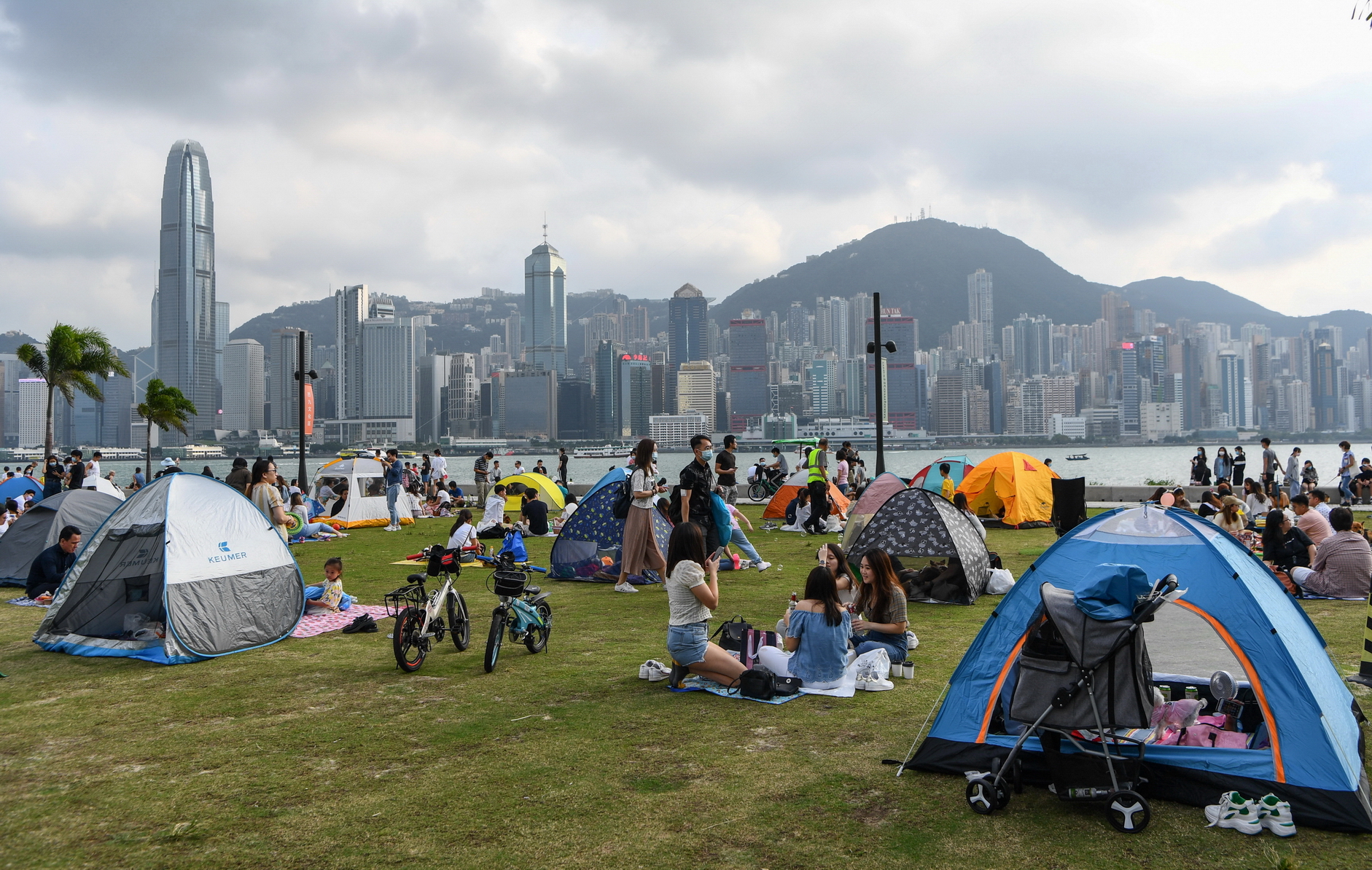 把外國積累的寶貴經驗帶回來時，有不少人對香港有極大的貢獻。（中通社資料圖片）