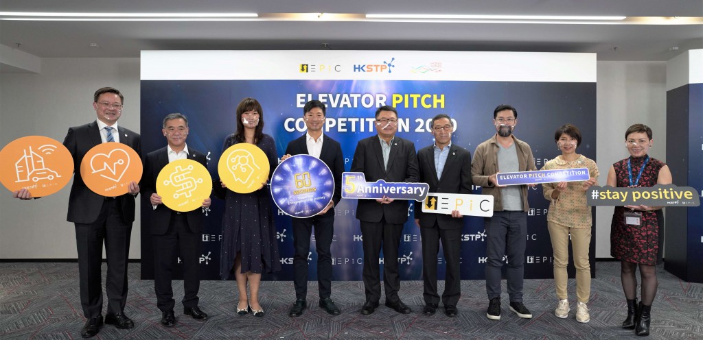 香港科技園公司管理團隊及比賽首席評判參與以網上形式舉行的「電梯募投比賽2020」。