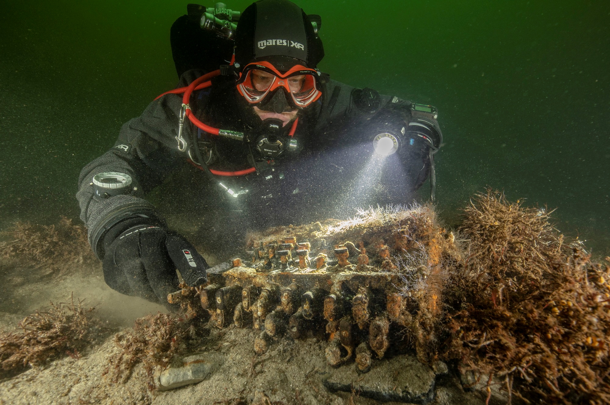 沉入海底近80年的Enigma密碼機，在德國東北沿海Gelting Bay一帶出水。（路透圖片）