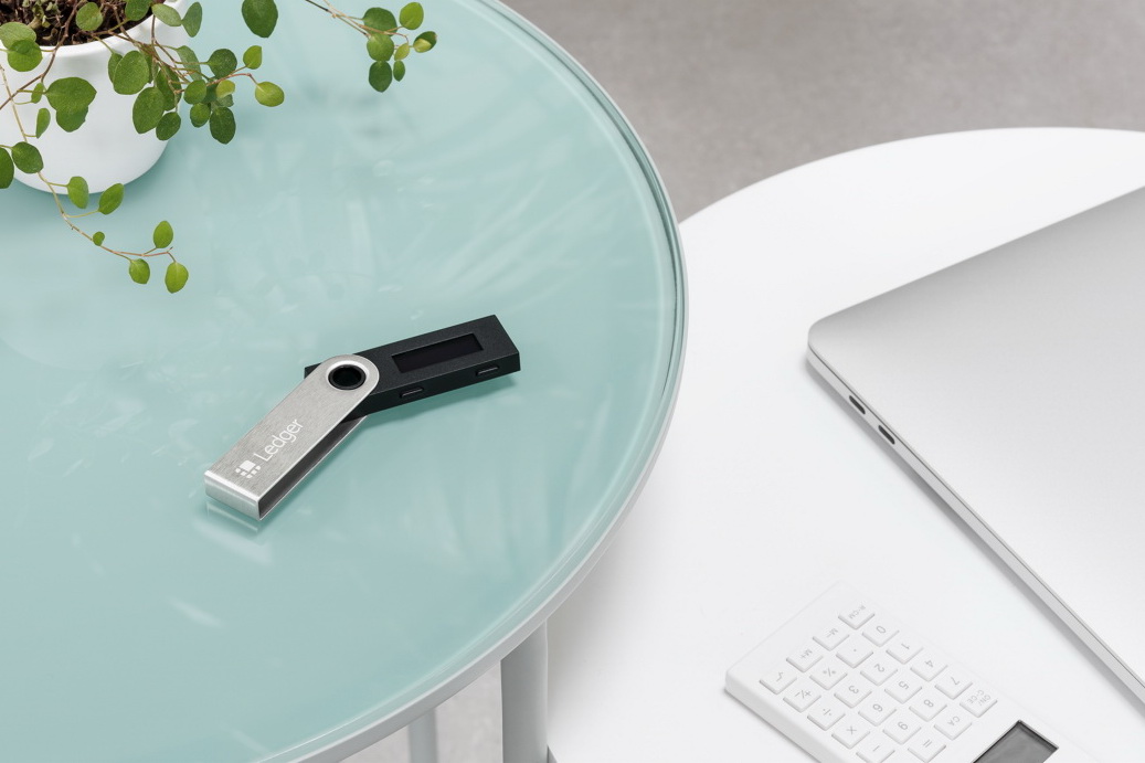 Ledger加密貨幣硬體錢包外形如一枚USB記憶棒。（Ledger圖片）