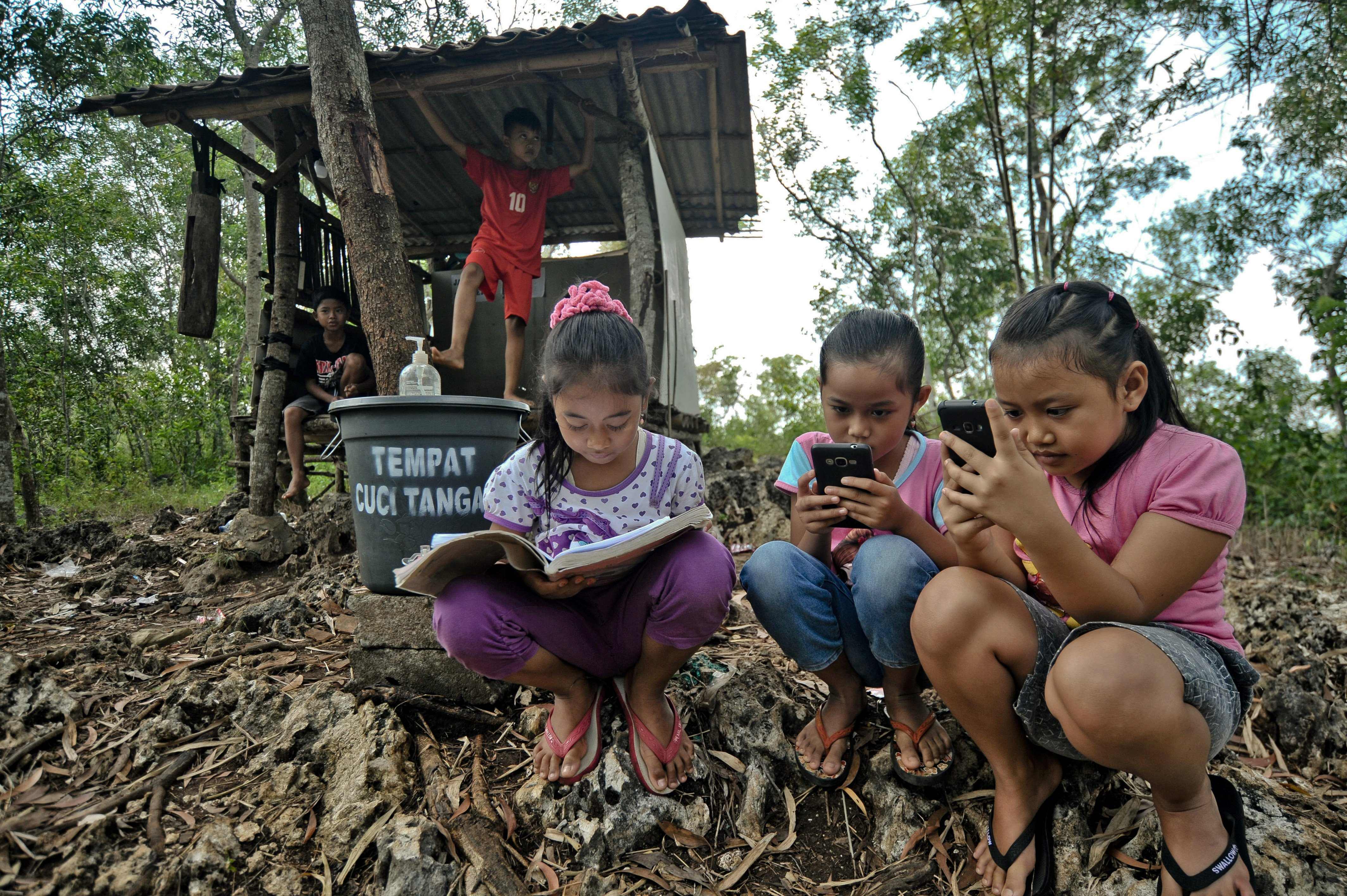 6G網絡把地面、衞星和機載網絡作全球無縫的連接，讓偏遠村落的孩子能接受遙距教育。（法新社資料圖片）