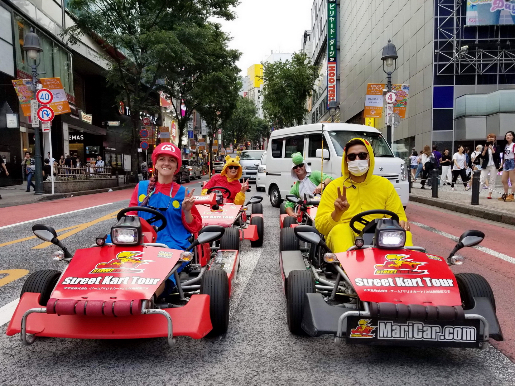 不少遊客換上《孖寶賽車》角色裝束，駕駛高卡車在日本街頭觀光。（flickr網上圖片）