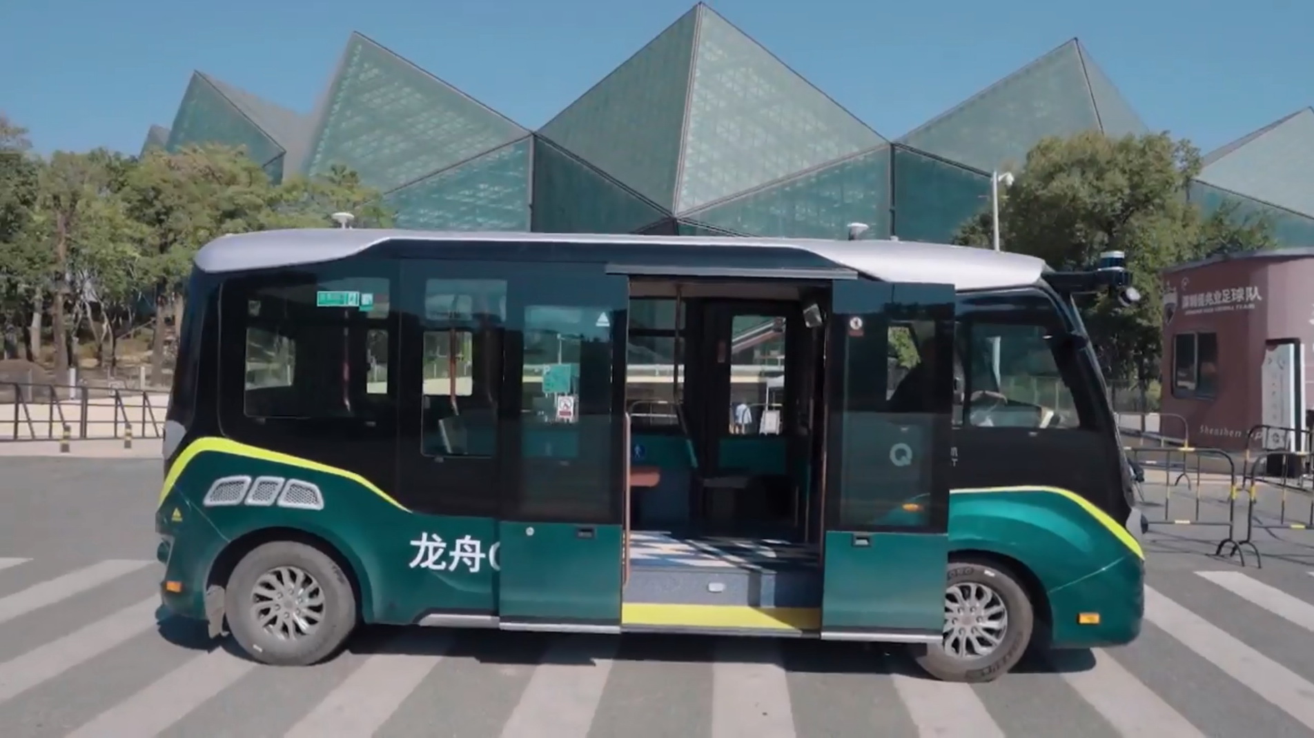 輕舟智航旗下無人小巴為蘇州及深圳市民提供自駕服務。（影片擷圖）