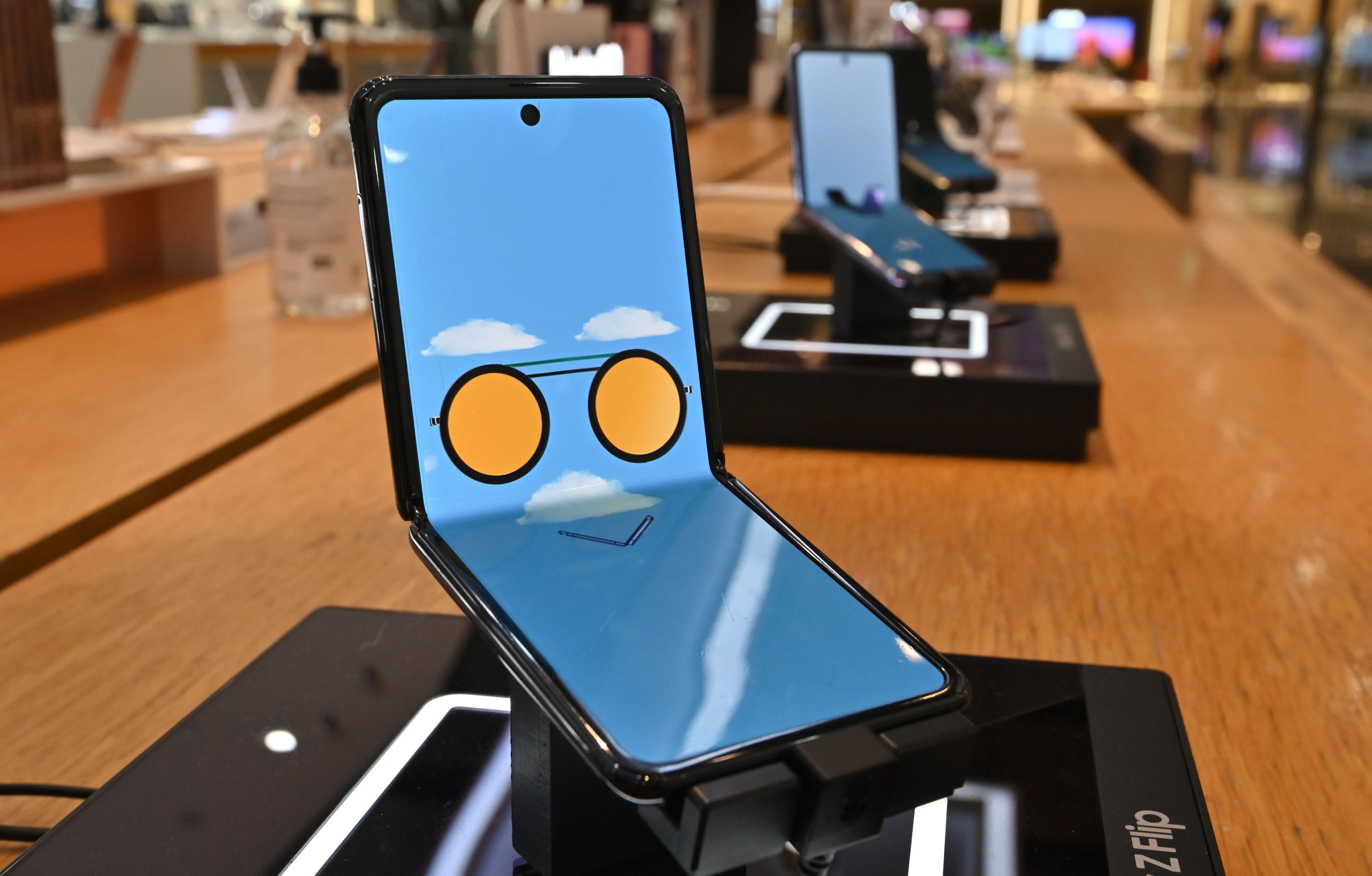 三星Galaxy Z Flip為2020年最暢銷的其中一款摺機。（法新社資料圖片）
