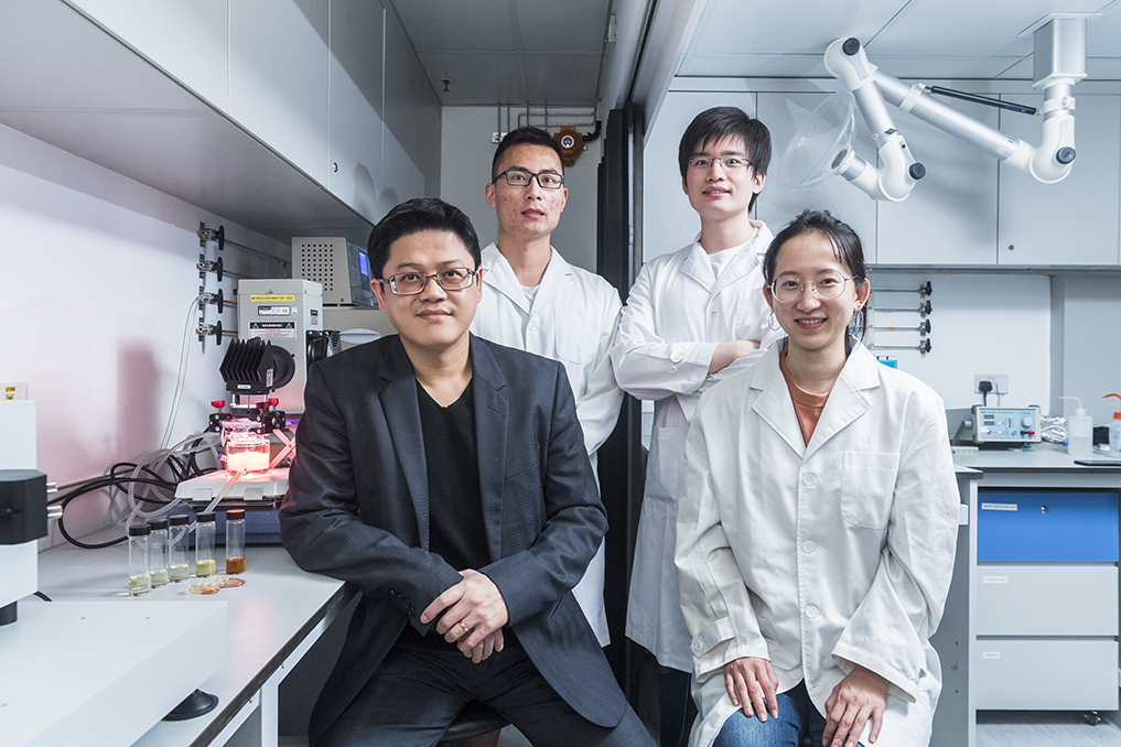 徐先億博士（前排左）帶領其研究團隊開發新材料，把太陽能轉化為氫能的效率提高三倍。（城大圖片）