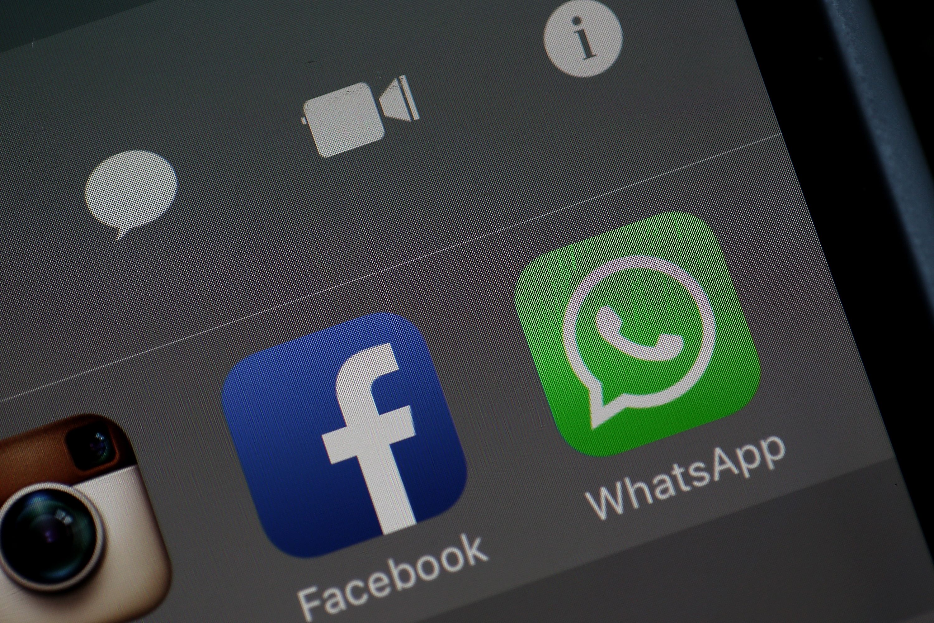WhatsApp近日要求用戶同意分享賬戶資料予母公司Facebook，引發「轉會潮」。（法新社資料圖片）