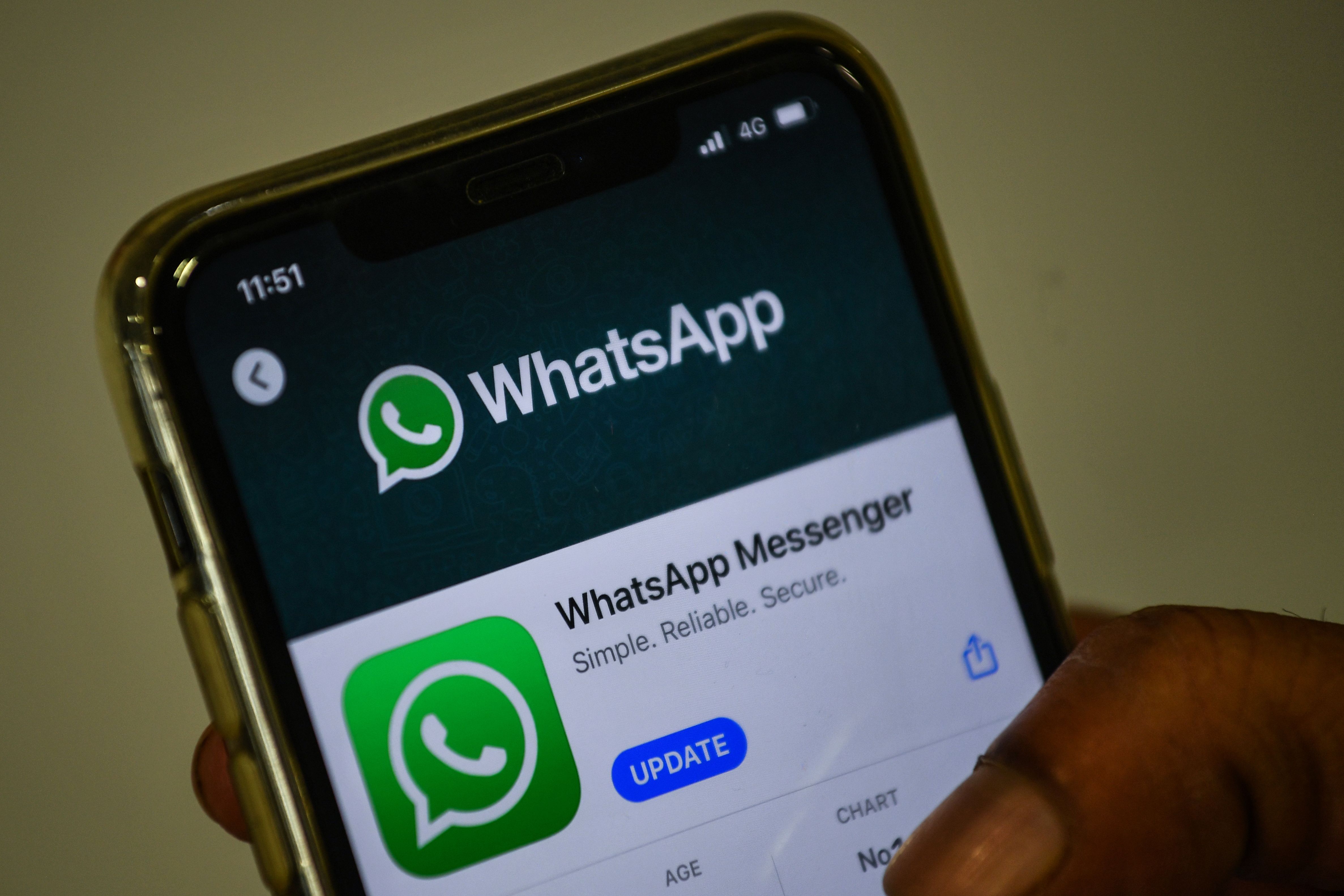 WhatsApp要求用戶同意分享賬戶資料予母公司Facebook，引發個人私隱憂慮及「移民潮」。（法新社資料圖片）