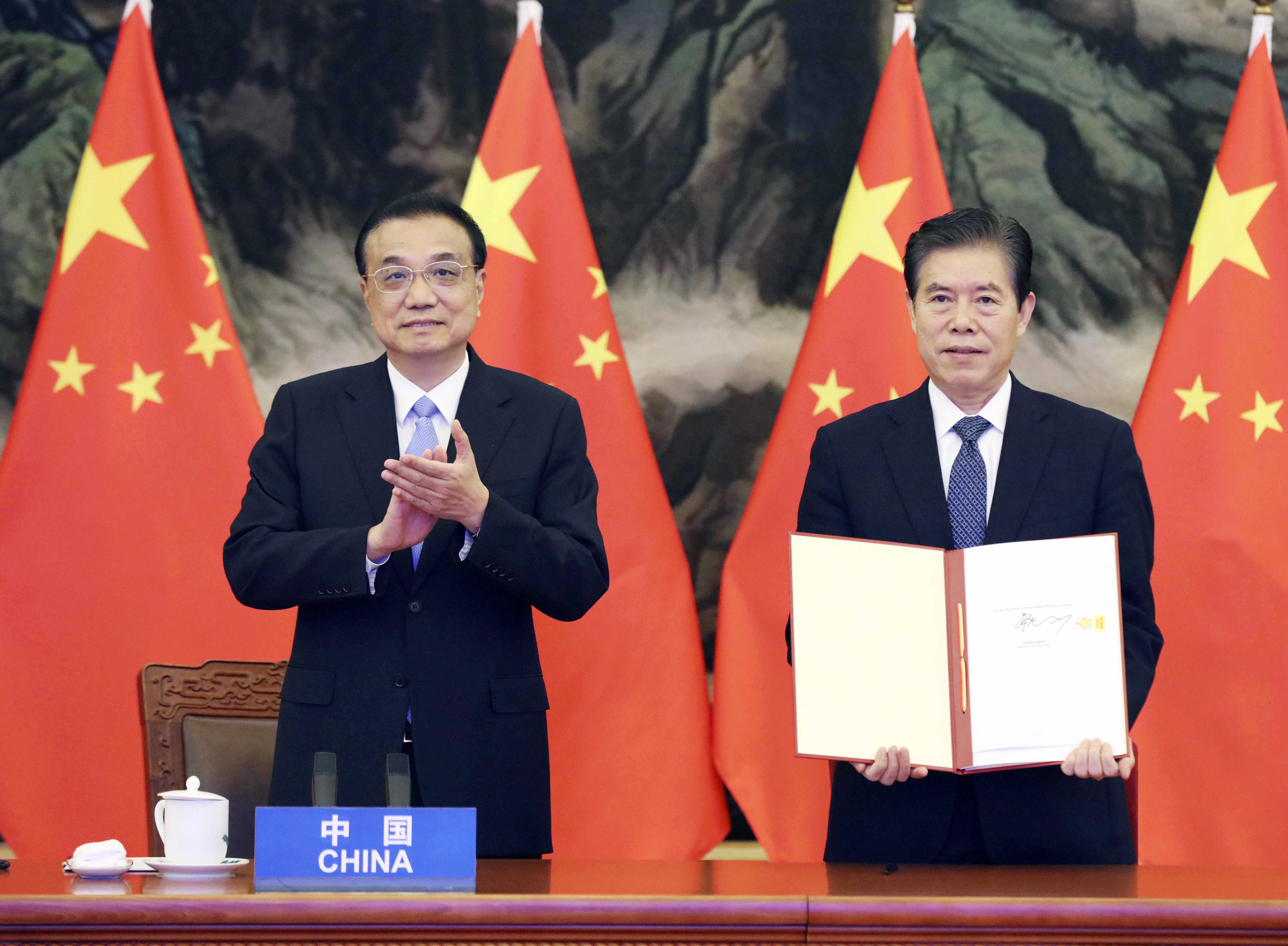 國務院總理李克強（左一）見證《區域全面經濟夥伴關係協定》（RCEP）簽字儀式。（新華社資料圖片）