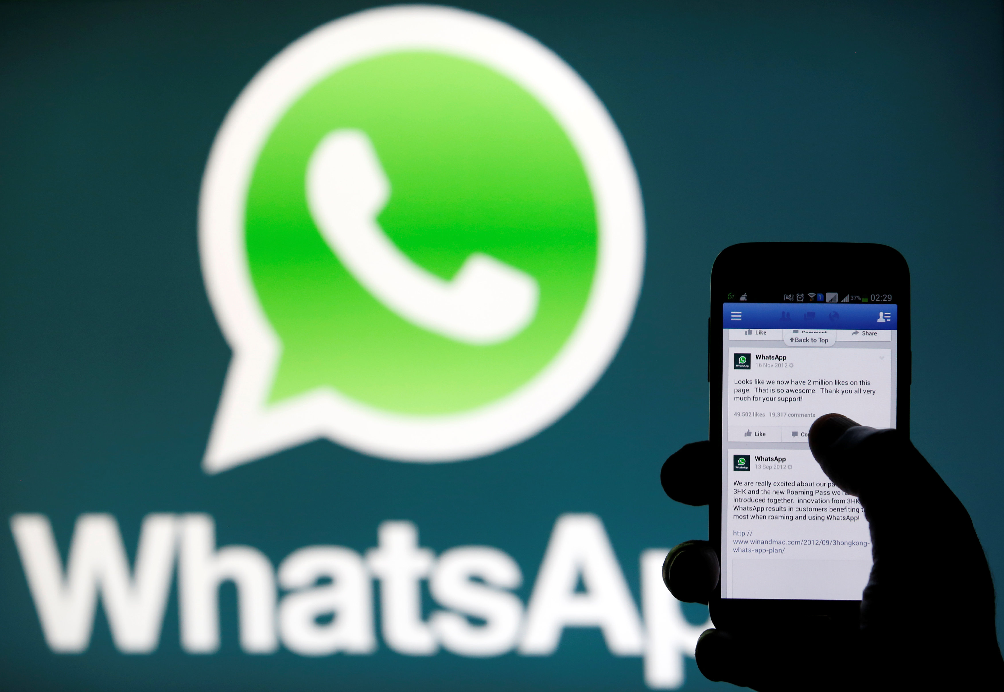 WhatsApp私隱設定爭議讓步，推遲限期至5月中。（路透資料圖片）