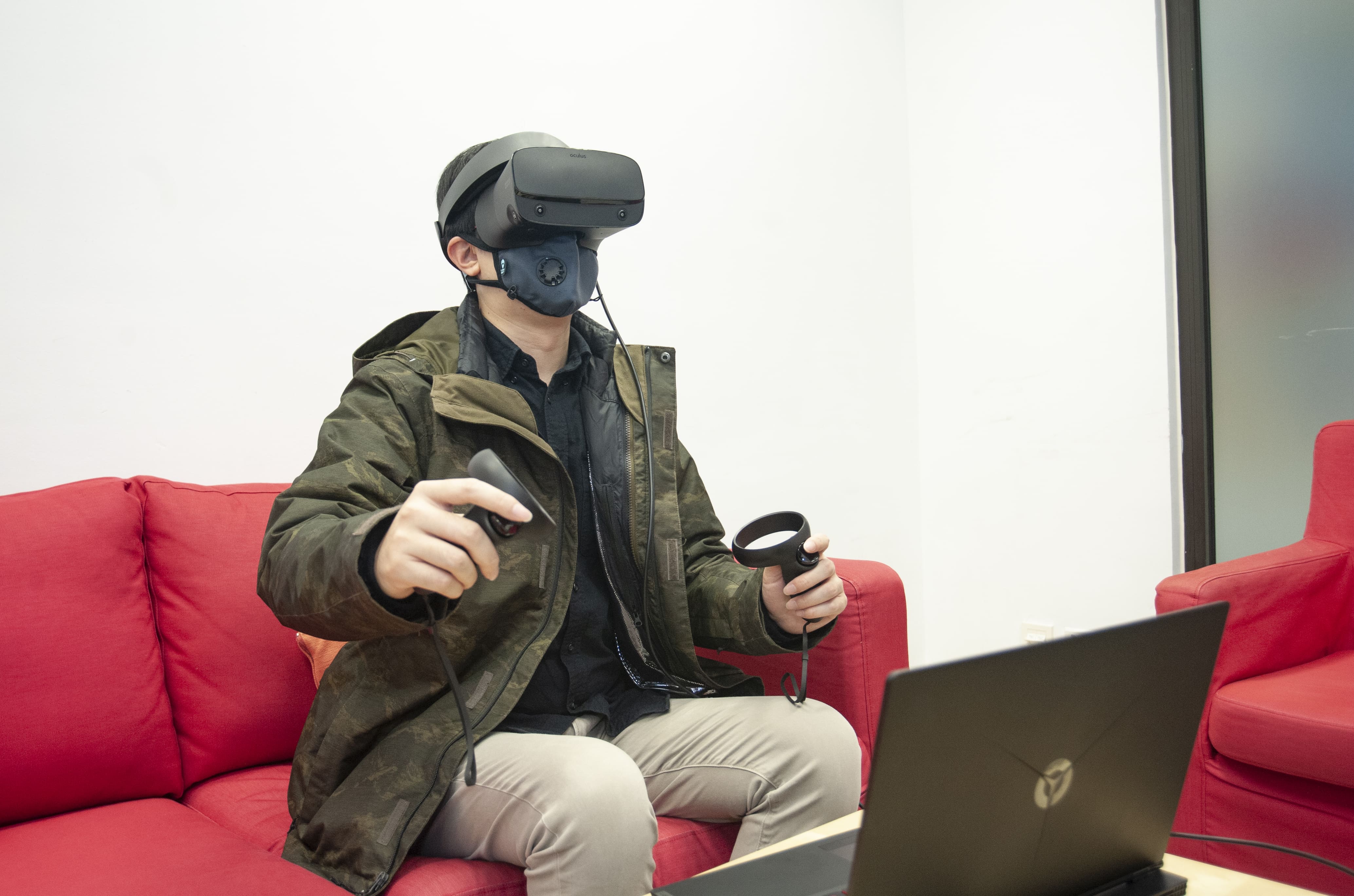 輔導員會運用VR技術，安排參加者在虛擬社交場景中進行暴露治療。（浸大圖片）