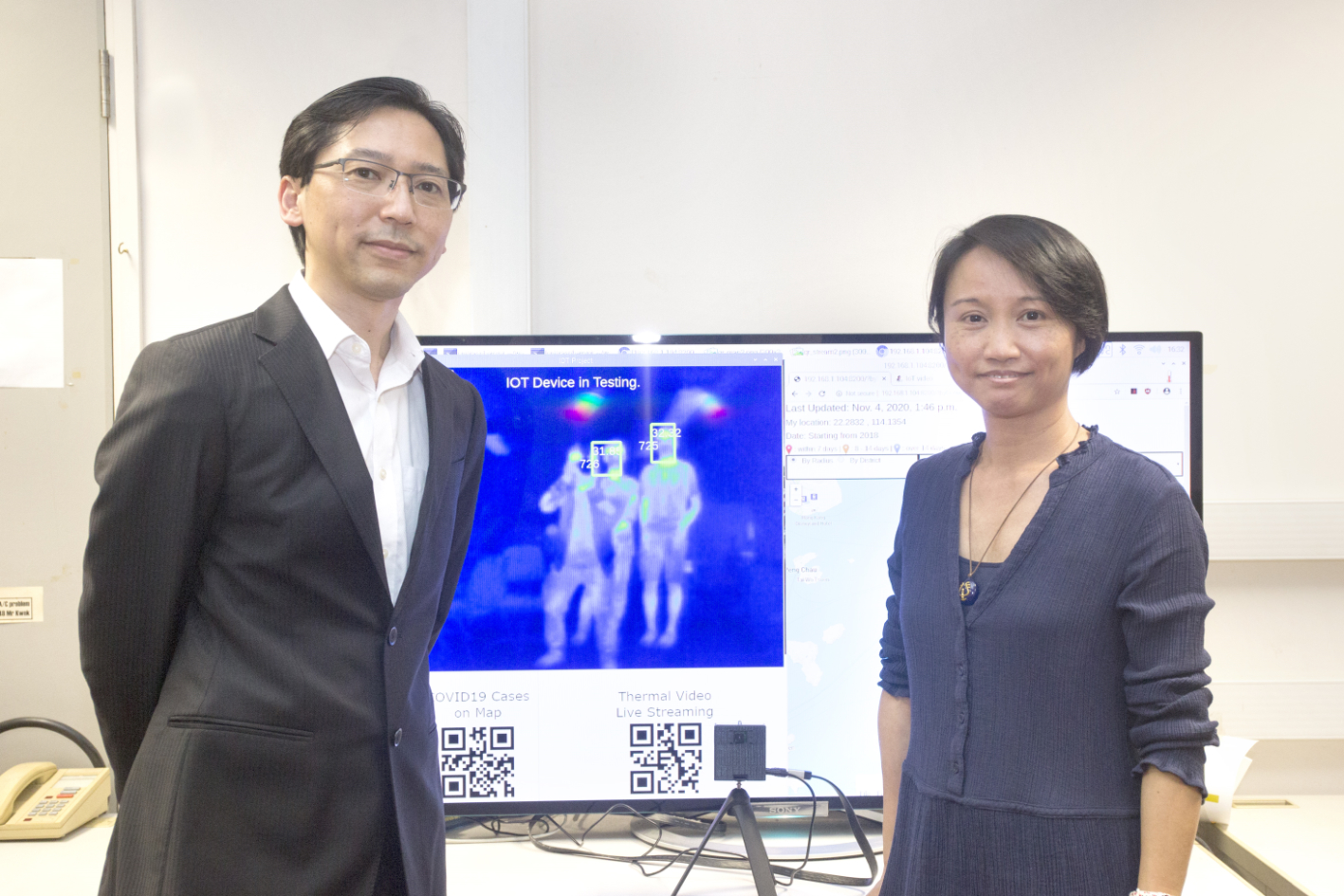 港大計算機科學系黃君義博士（左）與蔡綺琼博士研發SASH警報器。（港大圖片）