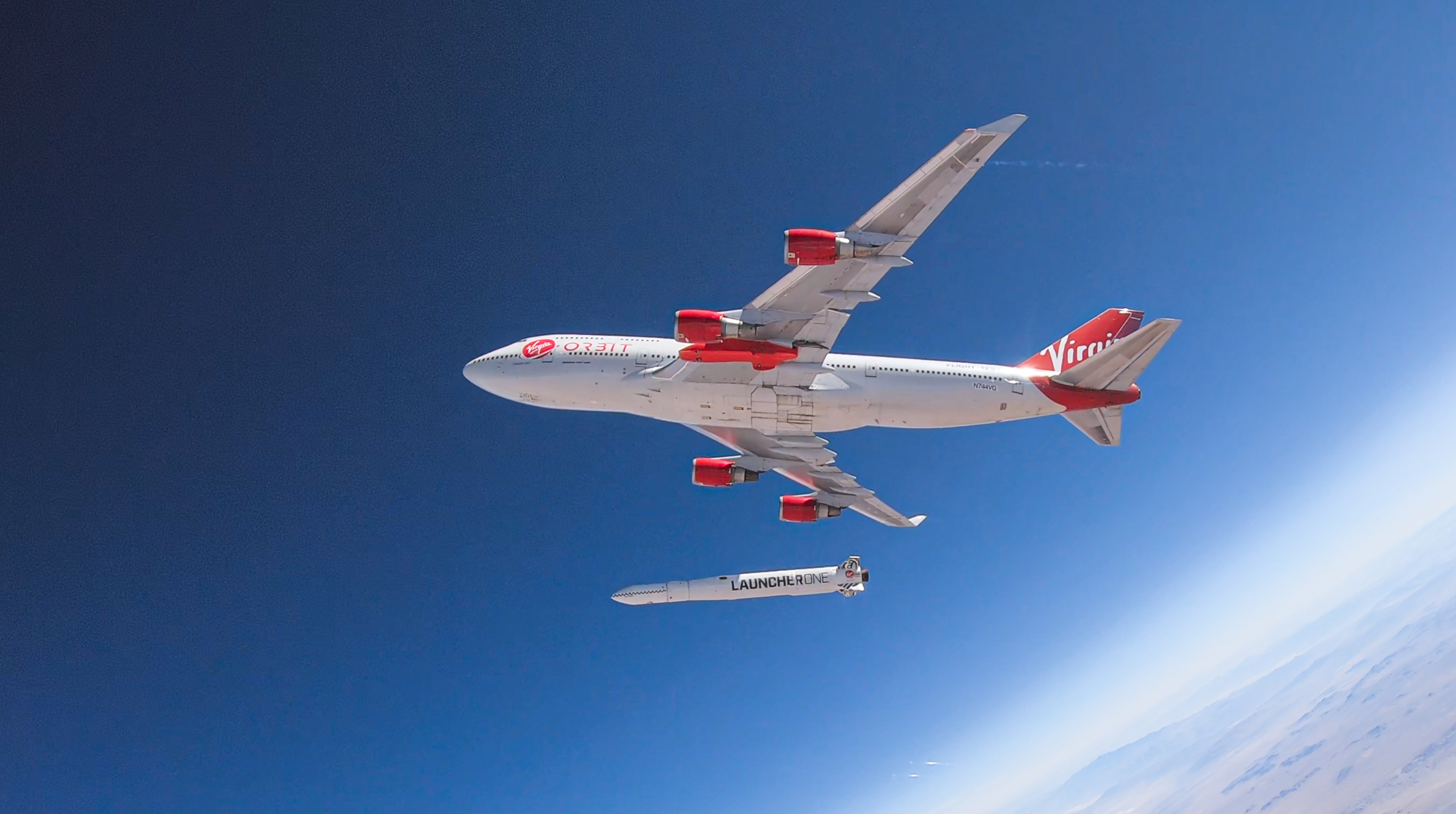 當經改裝的747客機「宇宙女孩」飛至9144米高空時，就可在空中發射LauncherOne火箭，送衞星上近地軌道。（Virgin Orbit圖片）