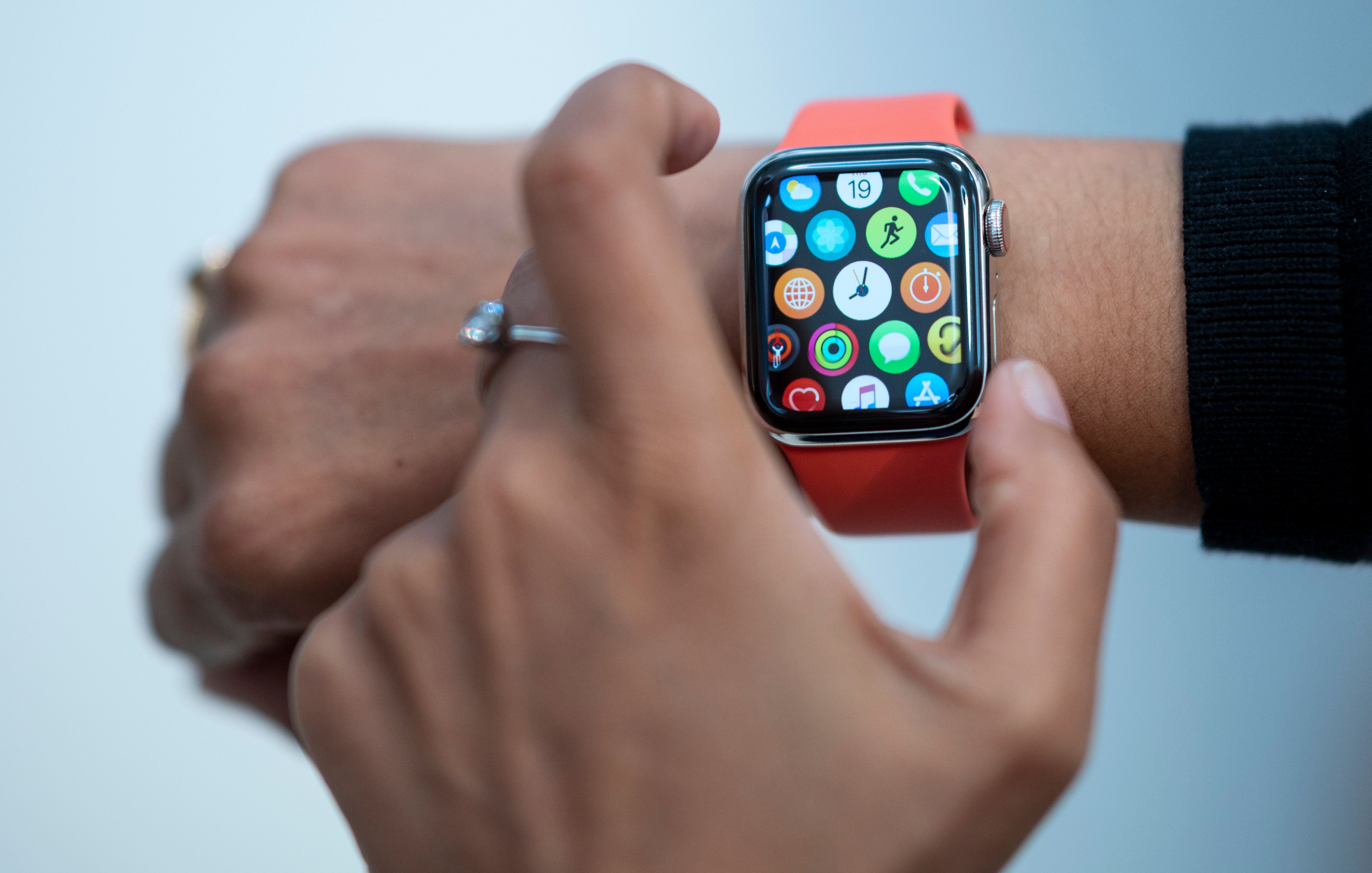 Apple Watch等智能手錶可藉偵測心跳頻率變化，評估用戶有否染上新冠肺疫。（法新社資料圖片）