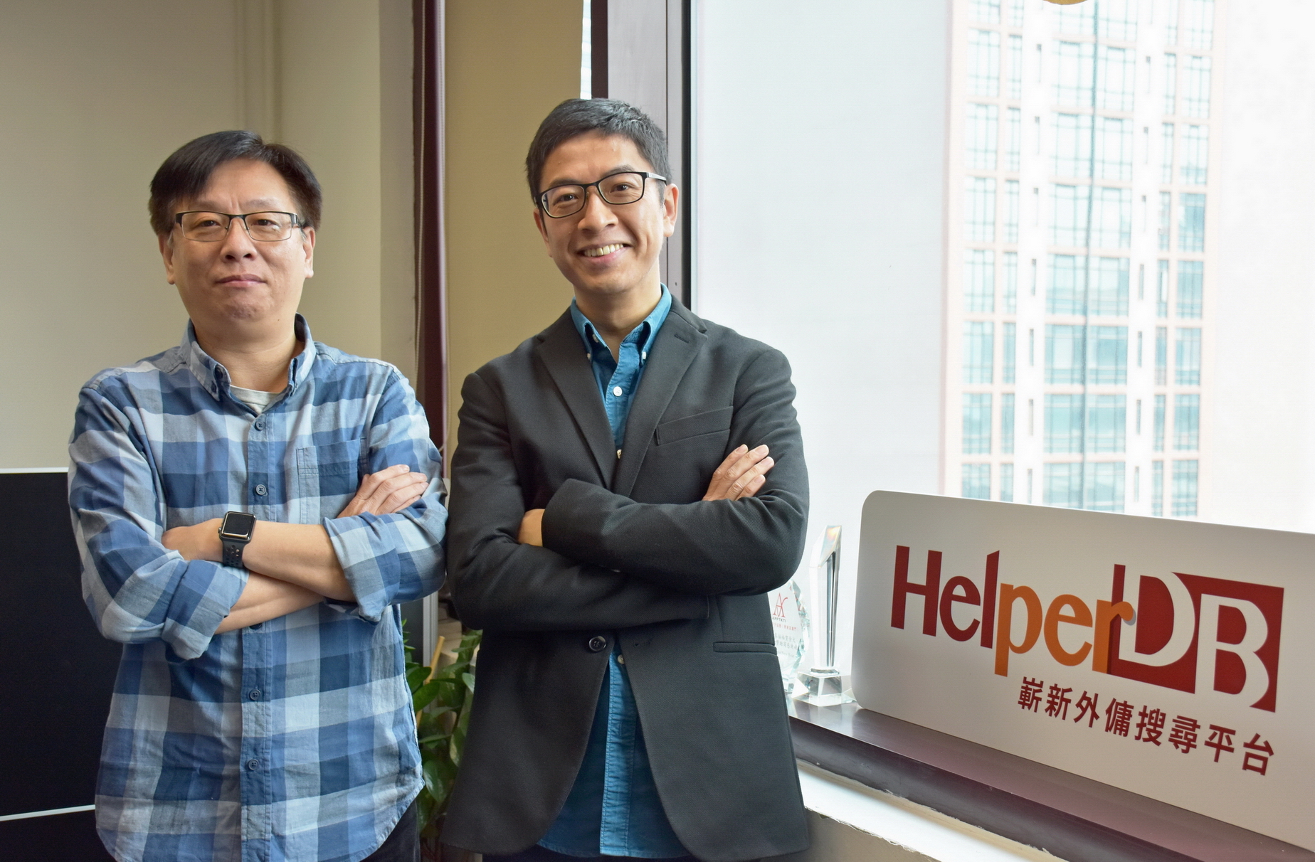 呂卓鈞（右）表示，HelperDB可助僱主足不出戶找傭工；旁為程永佳。（朱美俞攝）