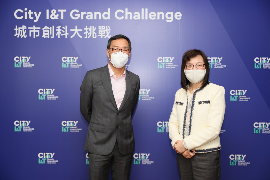 創新科技署署長潘婷婷（右）和香港科技園公司行政總裁黃克強（左）主持第一屆「城市創科大挑戰」網上傳媒簡布會。