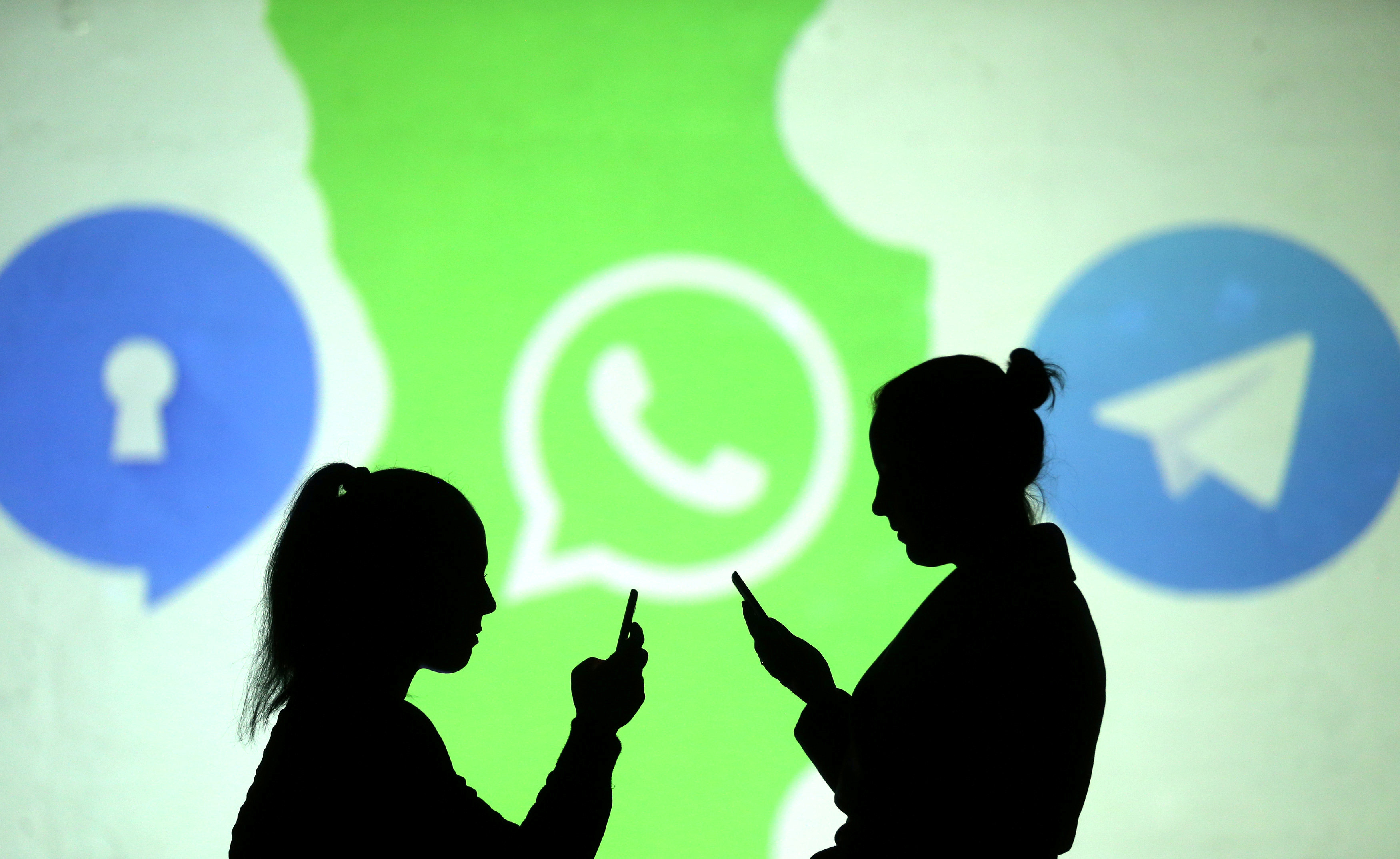 WhatsApp近日更新服務條款，要求收集用戶數據。其他通訊軟件如Signal和Telegram等下載數量突然增多。（路透圖片）