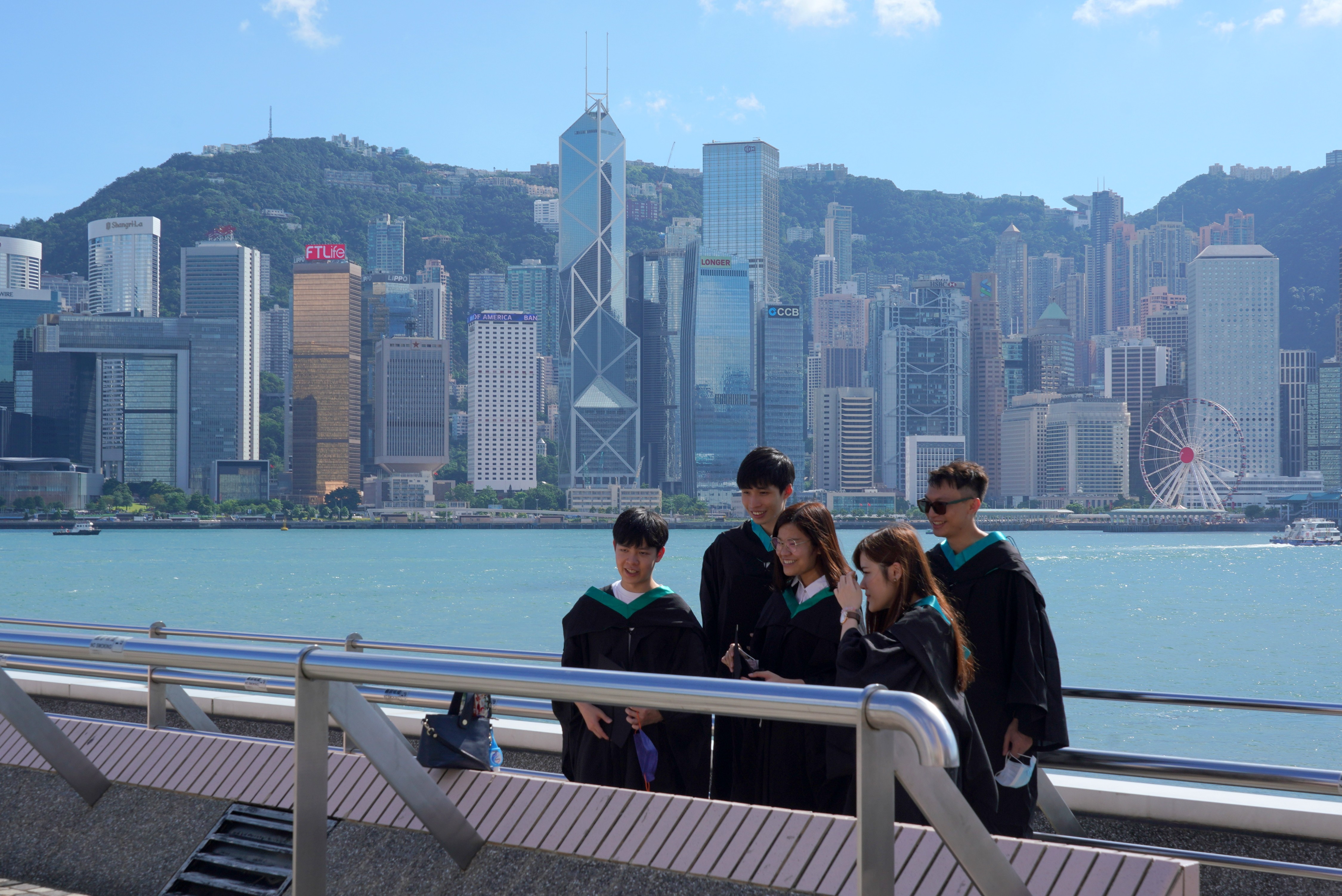 新一份《施政報告》提出「大灣區青年就業計劃」，協助香港畢業生到大灣區工作。中新社資料圖片）