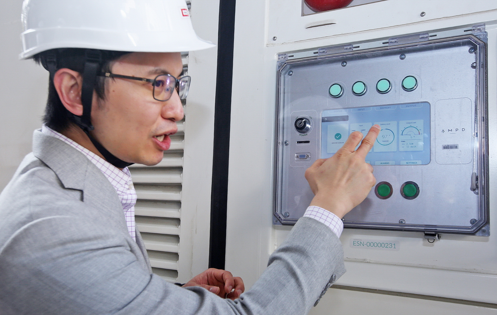 淨能櫃可以收集不同數據，例如不同時間的用電量等，以便工程管理。（黃潤根攝）