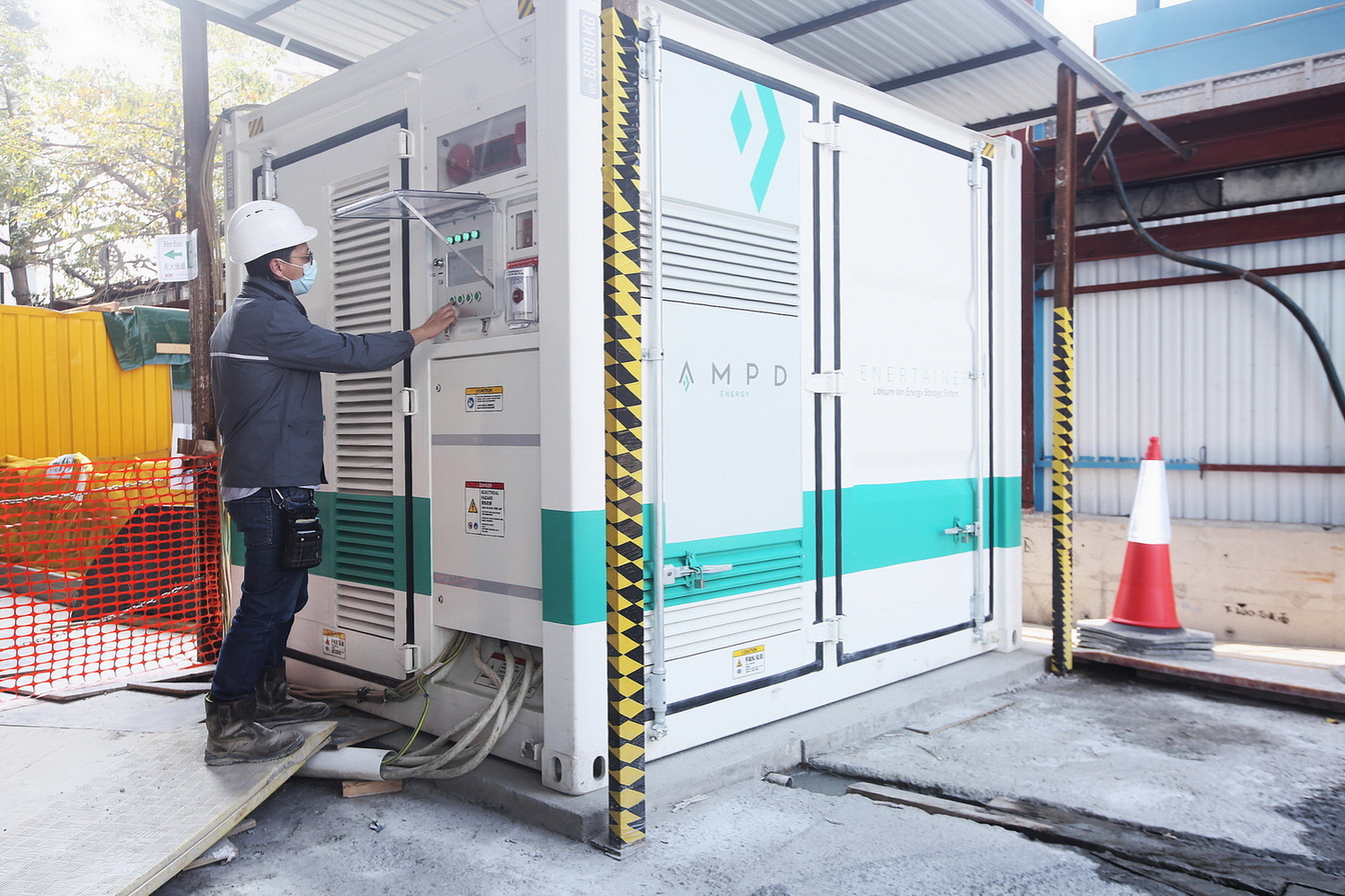 Ampd Enertainer有如小型貨櫃屋，是一個由多達2.7萬個鋰離子電池組成的電池系統。（黃潤根攝）