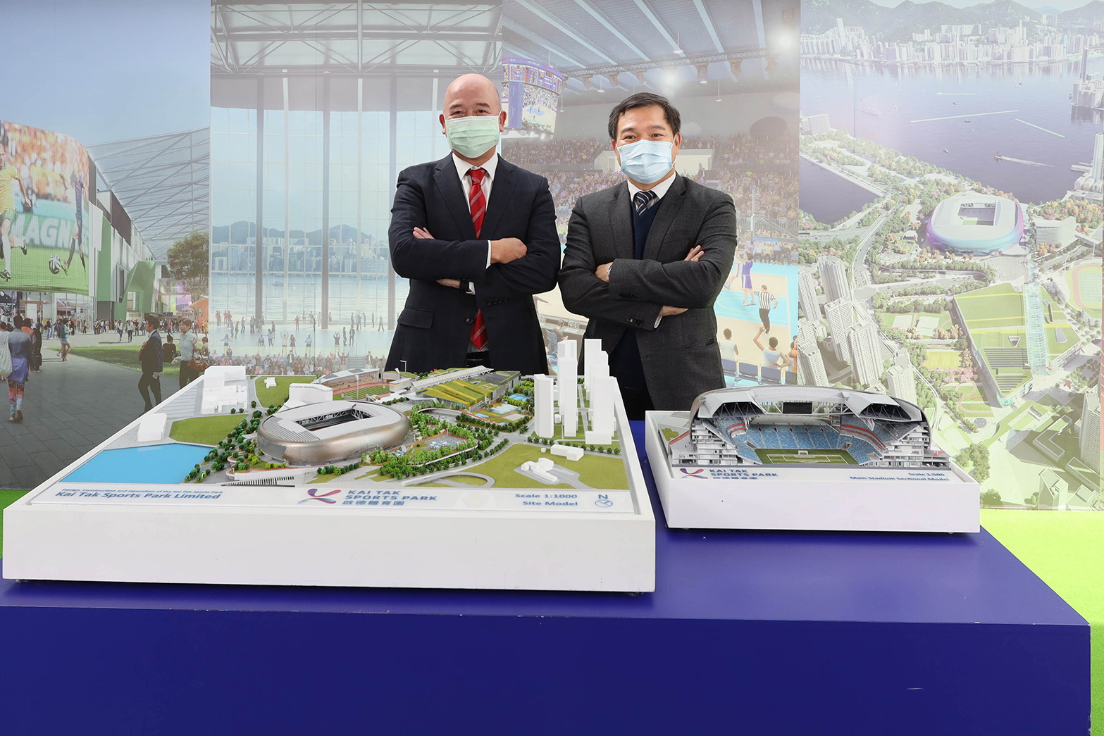 香港電訊陳紀新（左）與協興工程執行董事兼啟德體育園有限公司總監（設計及建築）馬德源，攜手為啟德體育園工地實現5G智慧建築。
