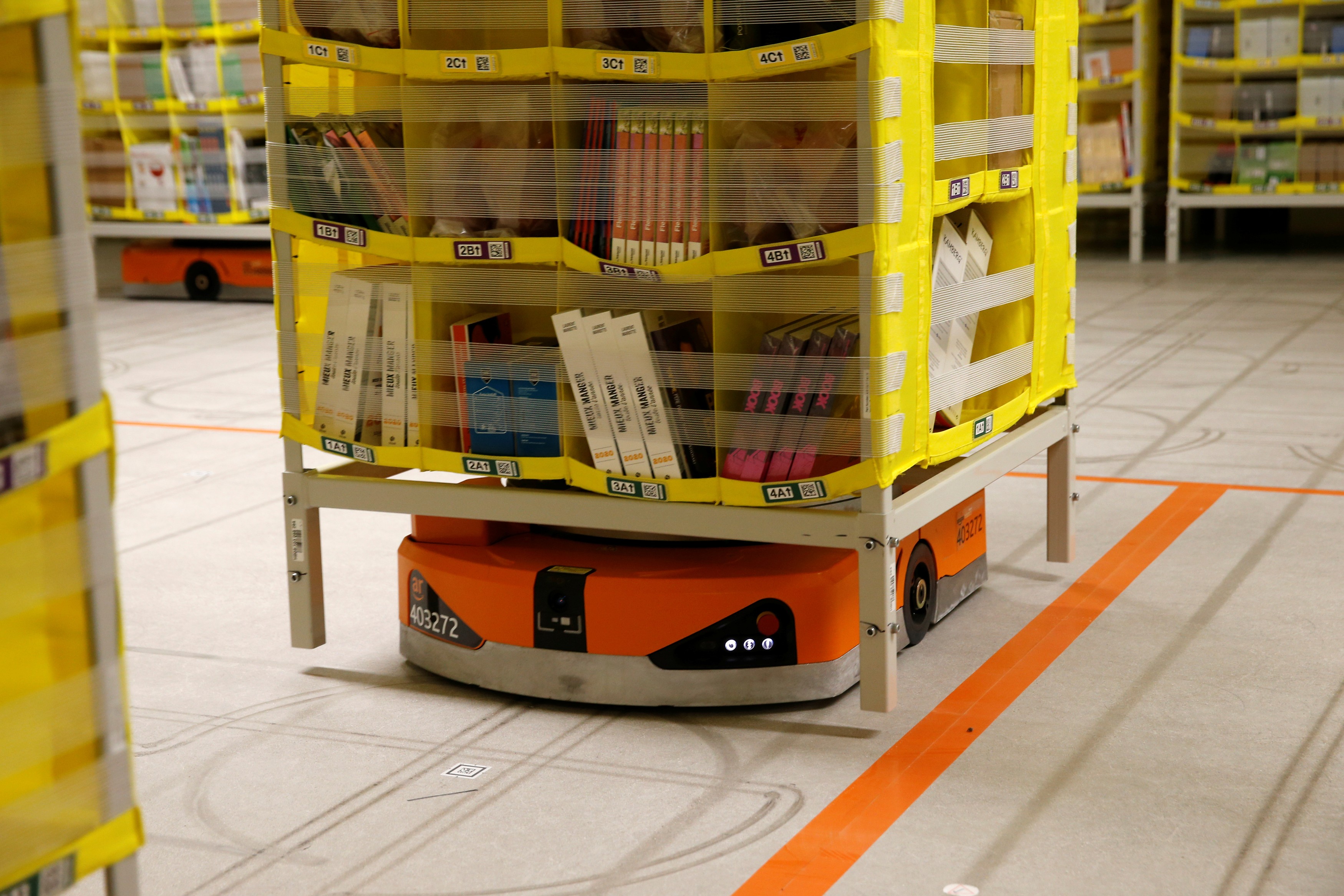 亞馬遜引入不少科技提高物流效率，例如採用橘黃色的Kiva倉務機械人。（路透資料圖片）
