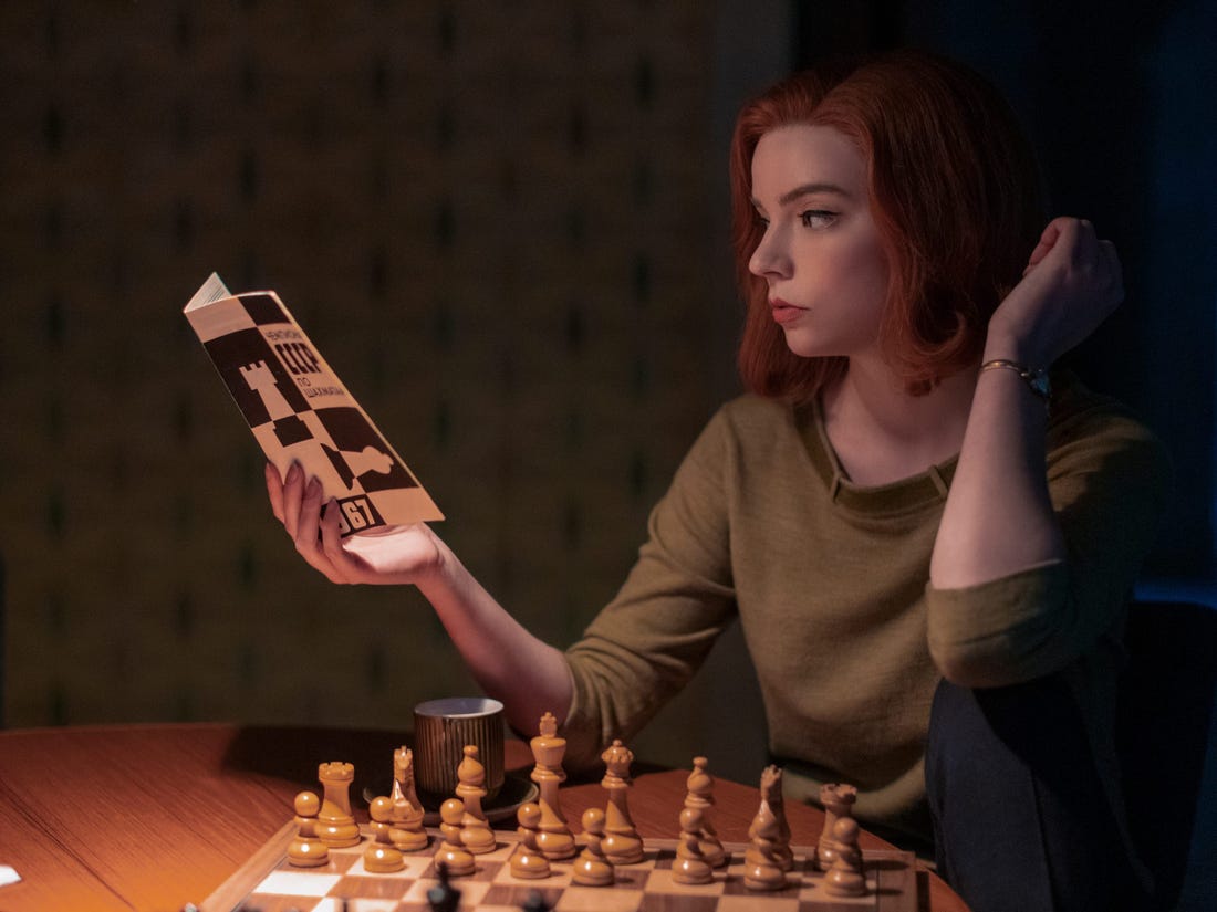 Chess.com夥Netflix共同開發遊戲引擎，模擬女主角Beth Harmon在不同時期的遊戲玩法。（《后翼棄兵》劇照）